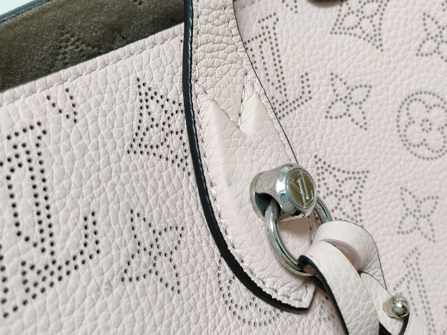 LOUIS VUITTON M23196 Mahina M23196 Blossom PM Handbag