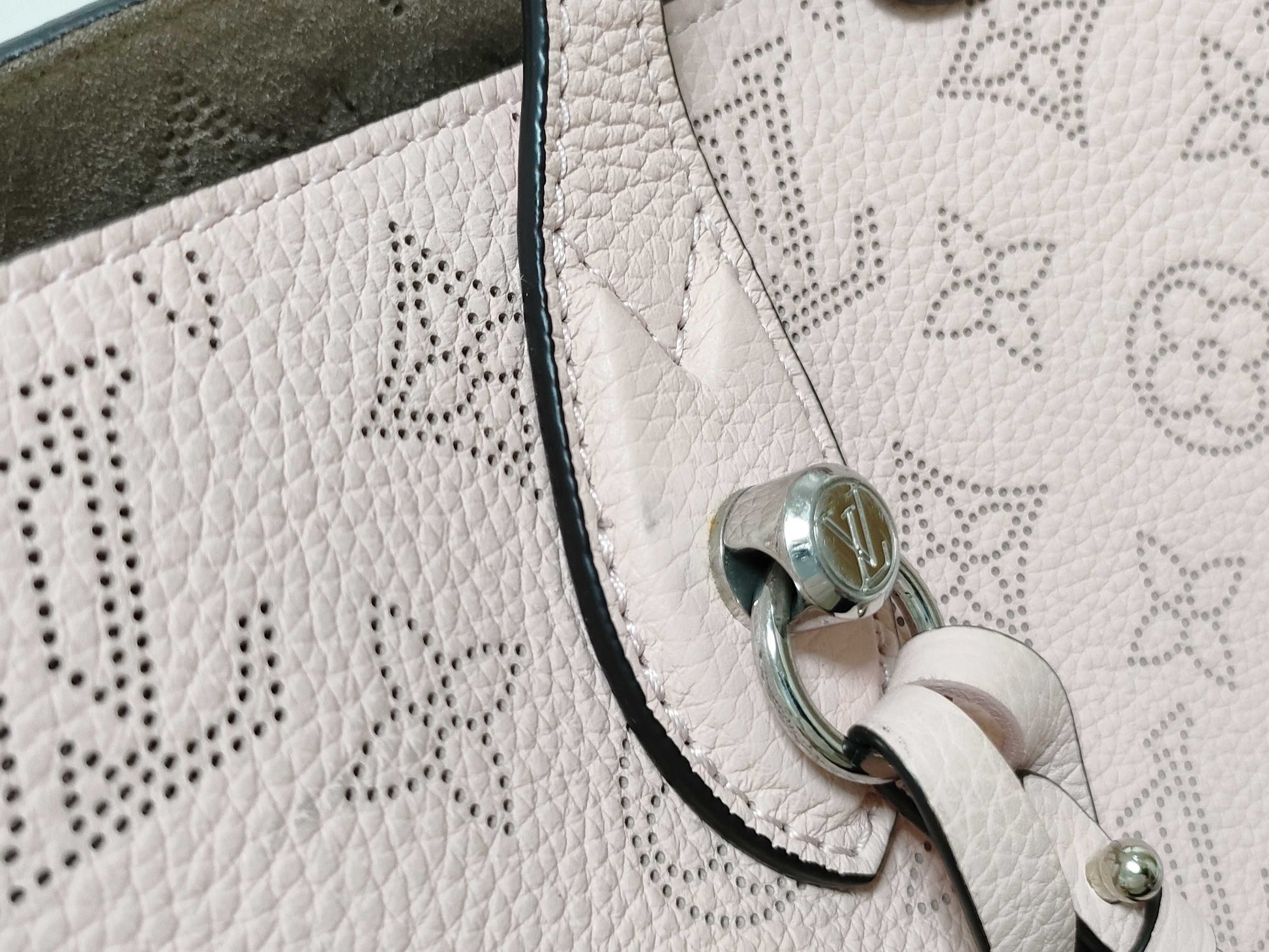 LOUIS VUITTON M23196 Mahina M23196 Blossom PM Handbag