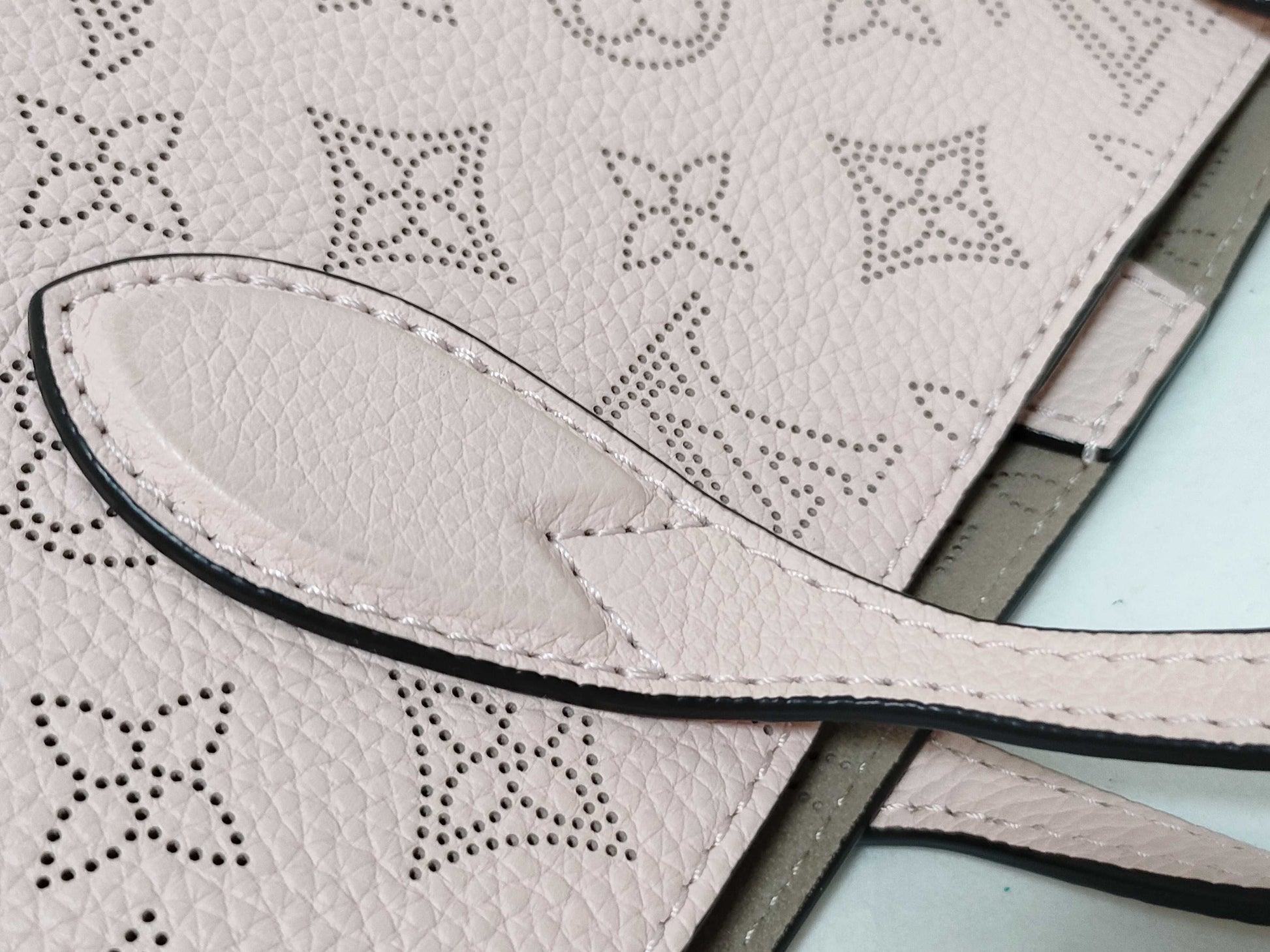 LOUIS VUITTON M23196 Mahina M23196 Blossom PM Handbag