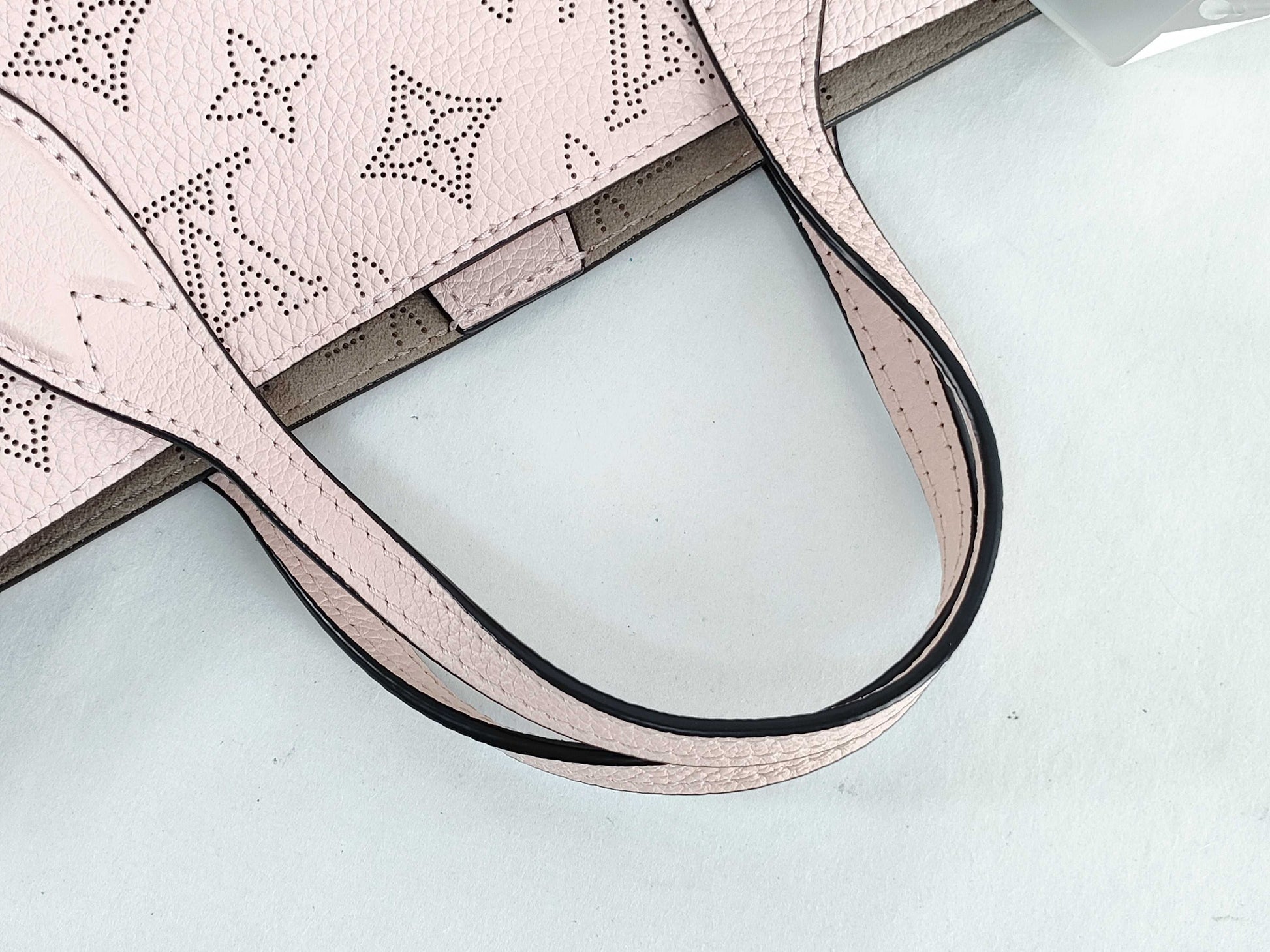 LOUIS VUITTON M23196 Mahina M23196 Blossom PM Handbag
