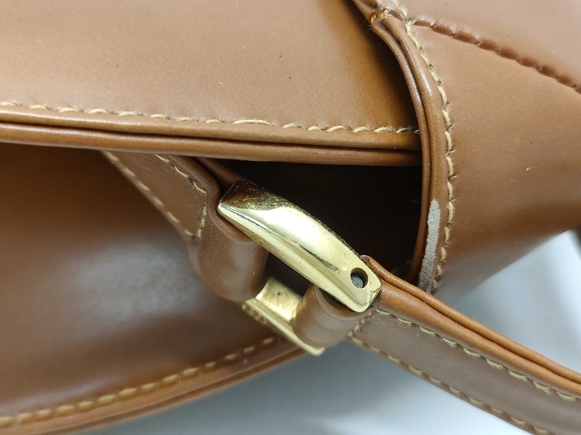 GUCCI Old Leather Shoulder Turnlock Shoulder Bag
