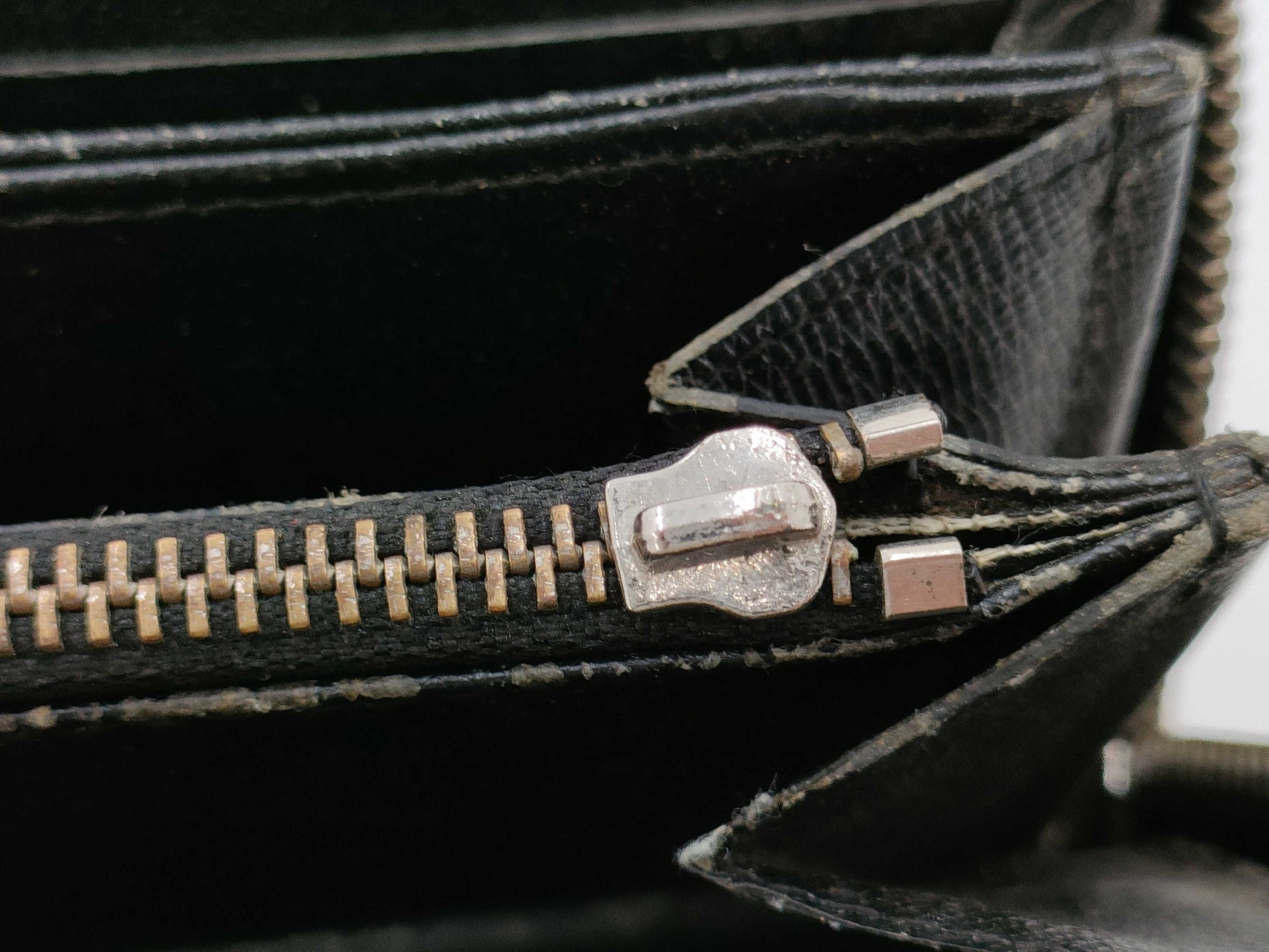 LOUIS VUITTON Zippy Wallet