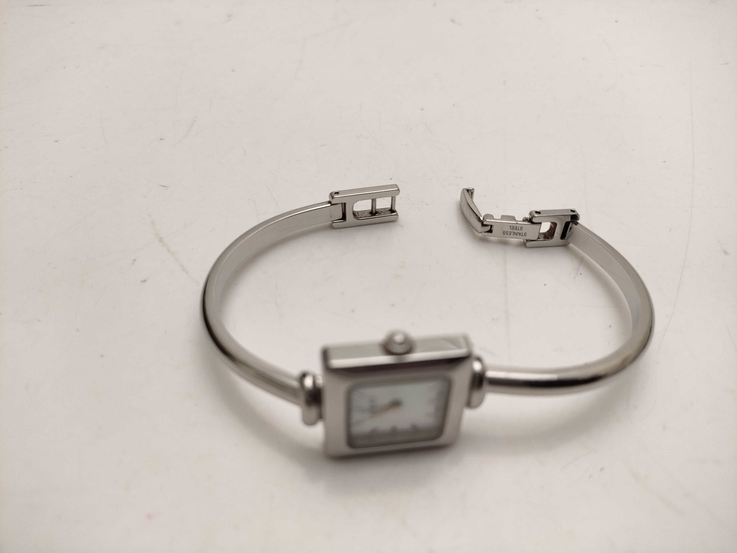 GUCCI 1900L Shell Dial Women's Watch