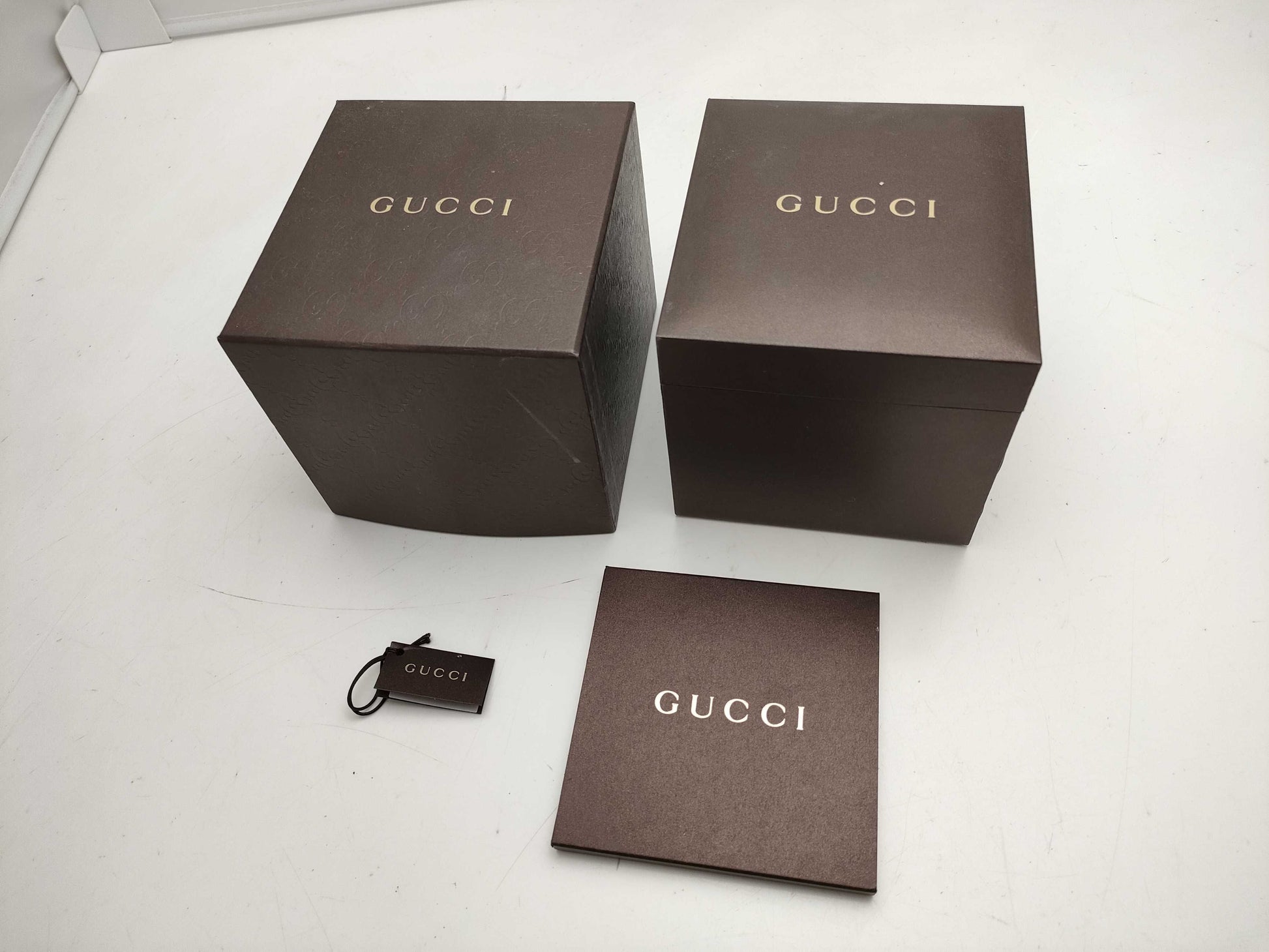 GUCCI 1900L Shell Dial Women's Watch