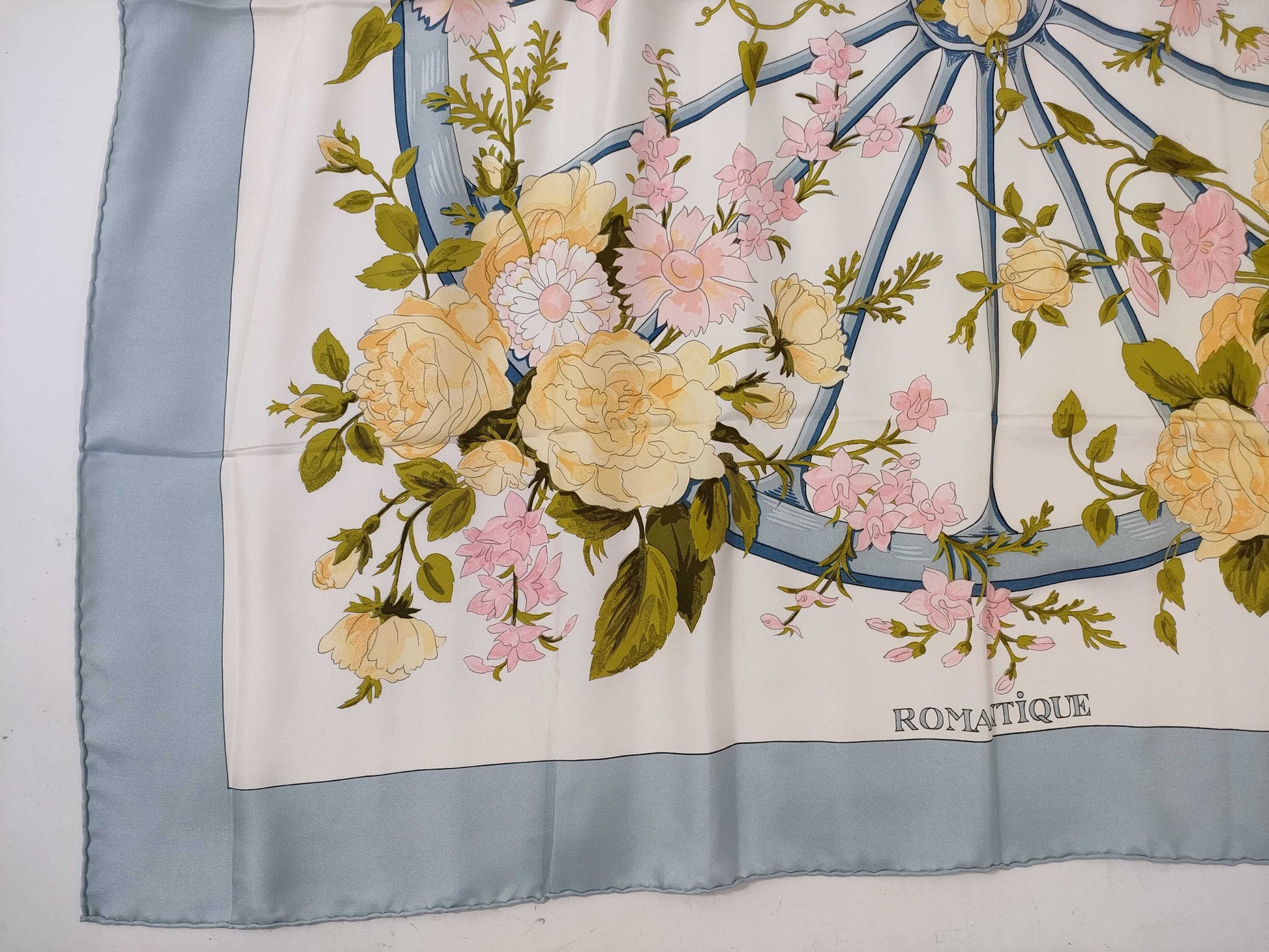 HERMES Carre ROMANTiQUE Romantic Scarf