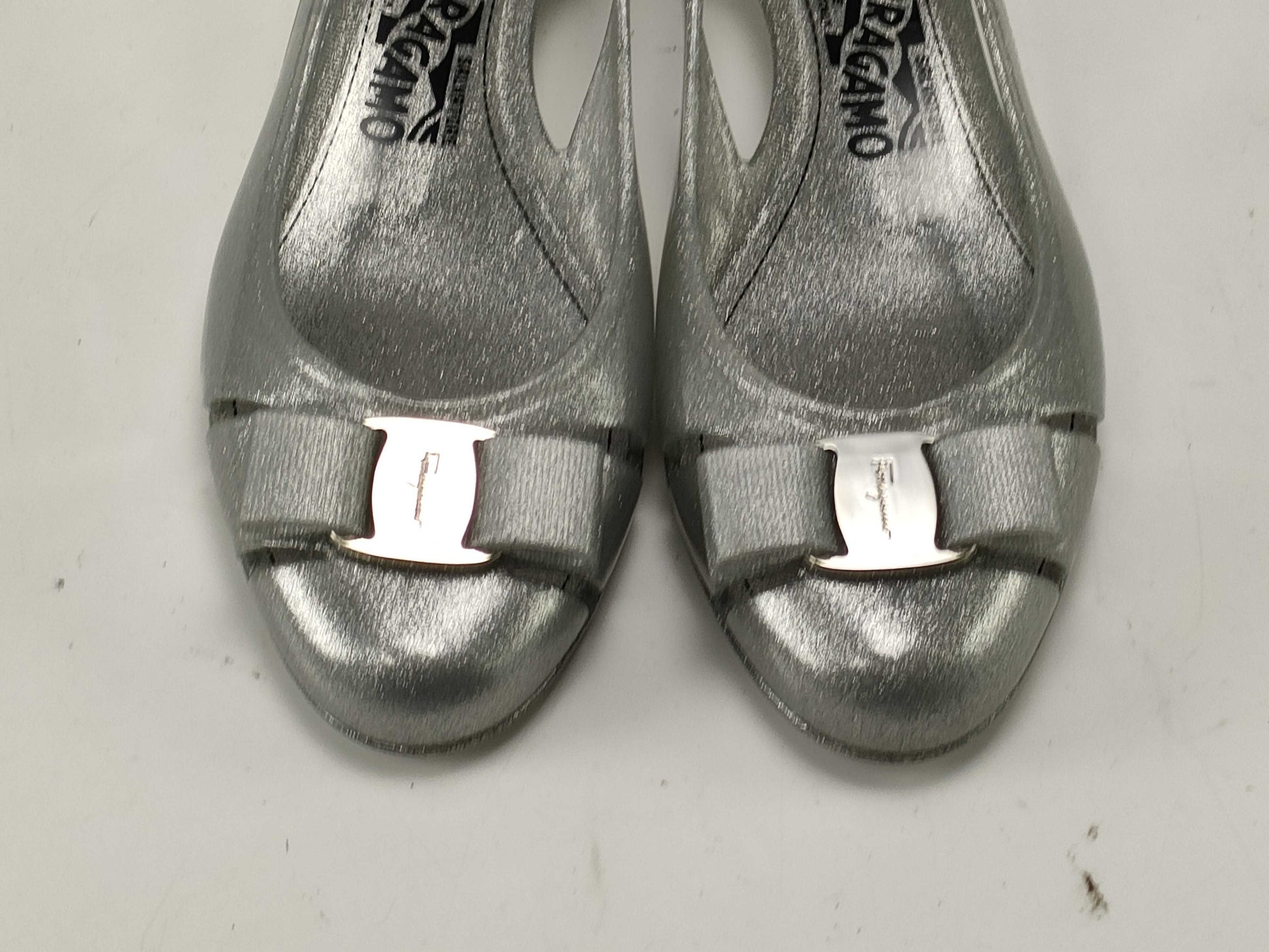 Salvatore Ferragamo Vara Ribbon Silver Pumps