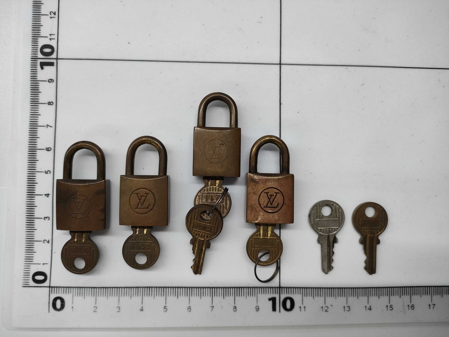 LOUIS VUITTON Padlock/Key Set *4 Pieces/Key Only *2 Pieces Total 6 Pieces Set 200 Series Other Accessories