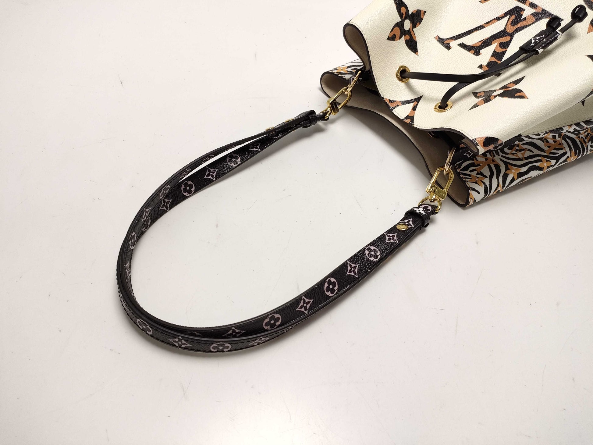 LOUIS VUITTON Monogram NeoNoe Shoulder Bag