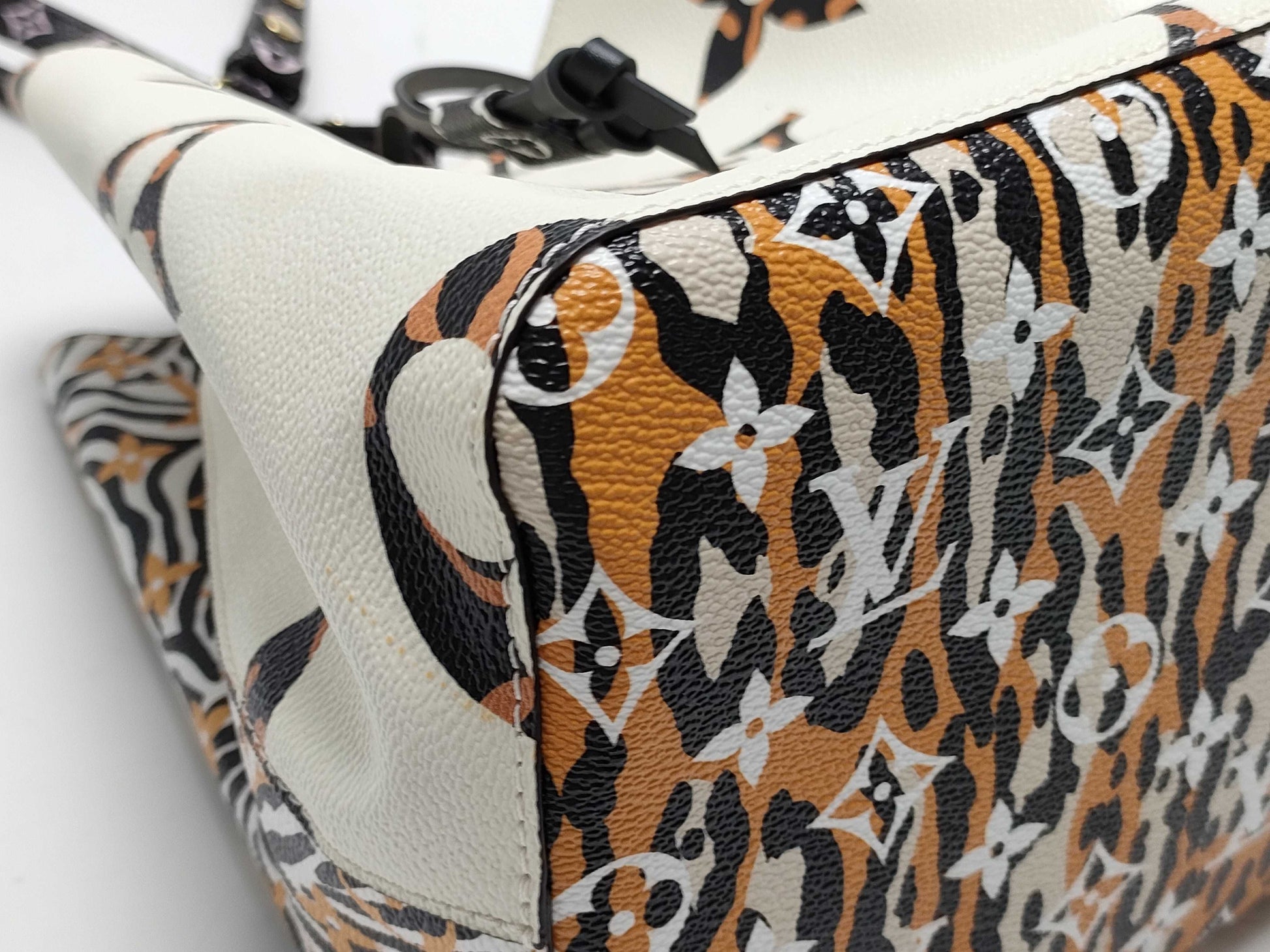 LOUIS VUITTON Monogram NeoNoe Shoulder Bag