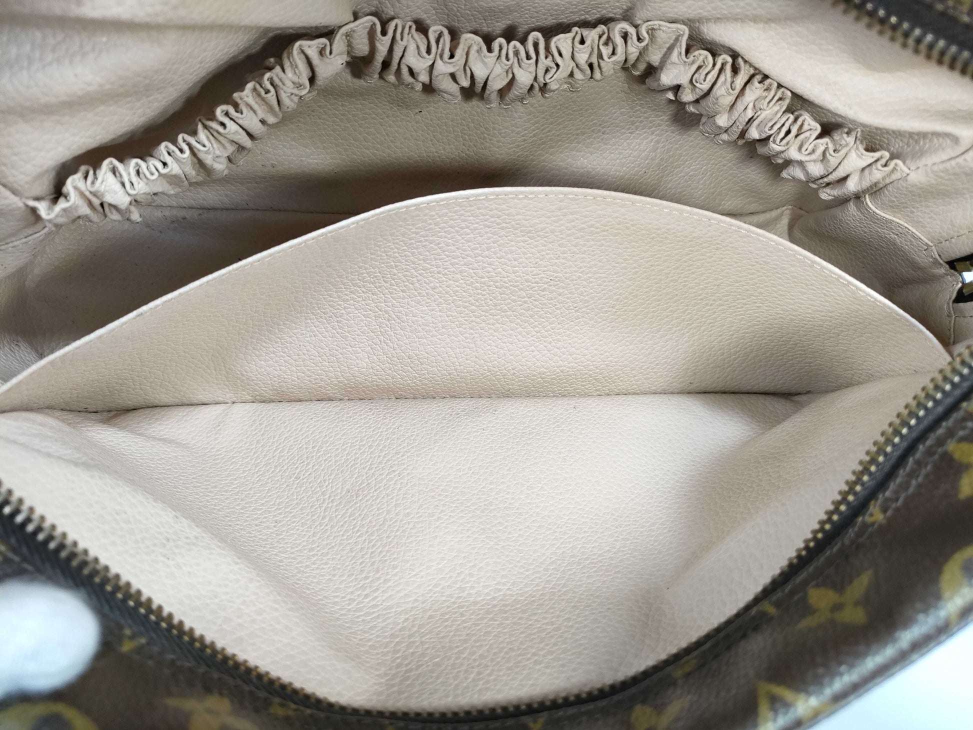 LOUIS VUITTON [Model Number] M47522 Monogram True Toilet 28 Pouch