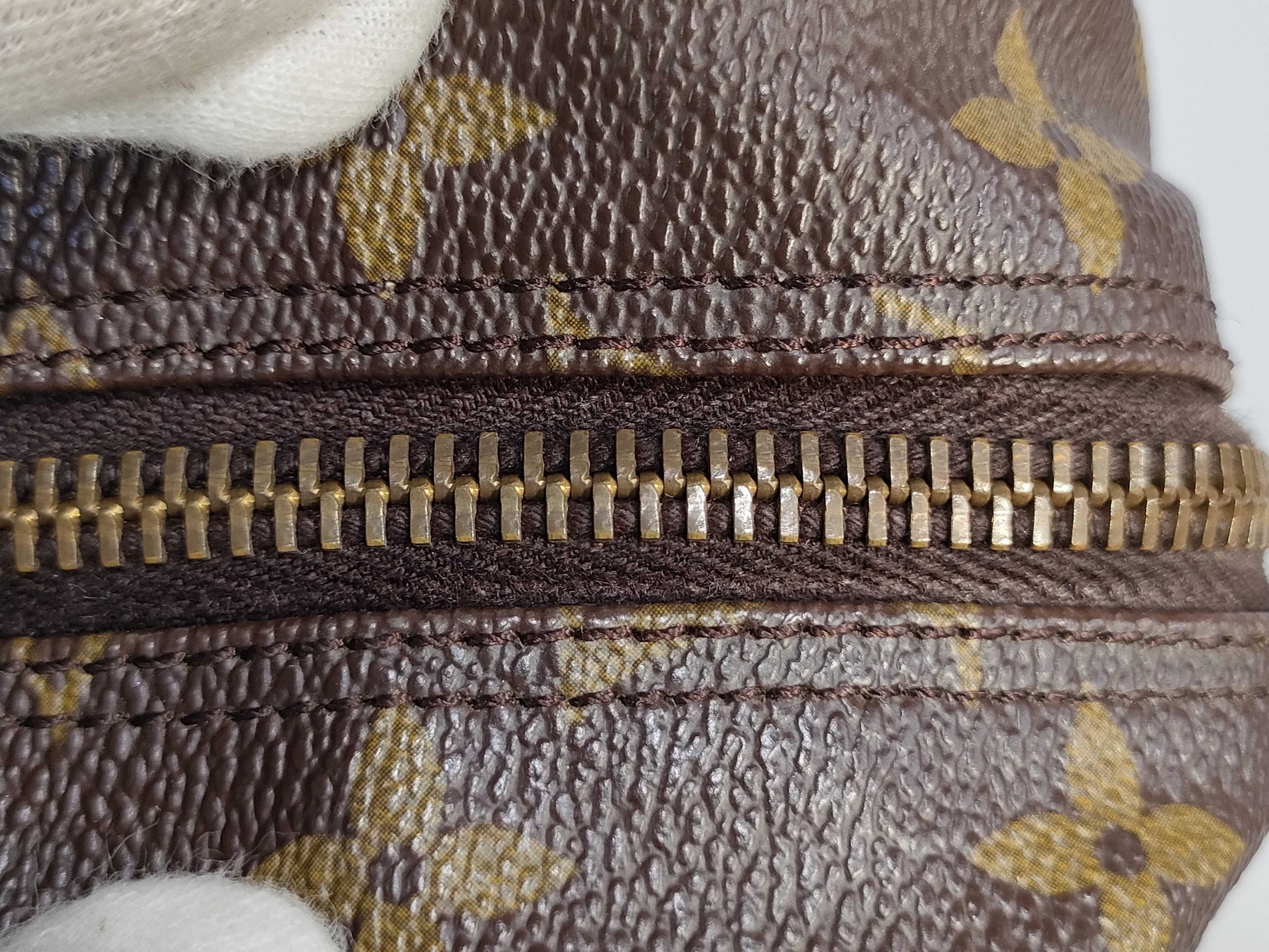 LOUIS VUITTON [Model Number] M47522 Monogram True Toilet 28 Pouch
