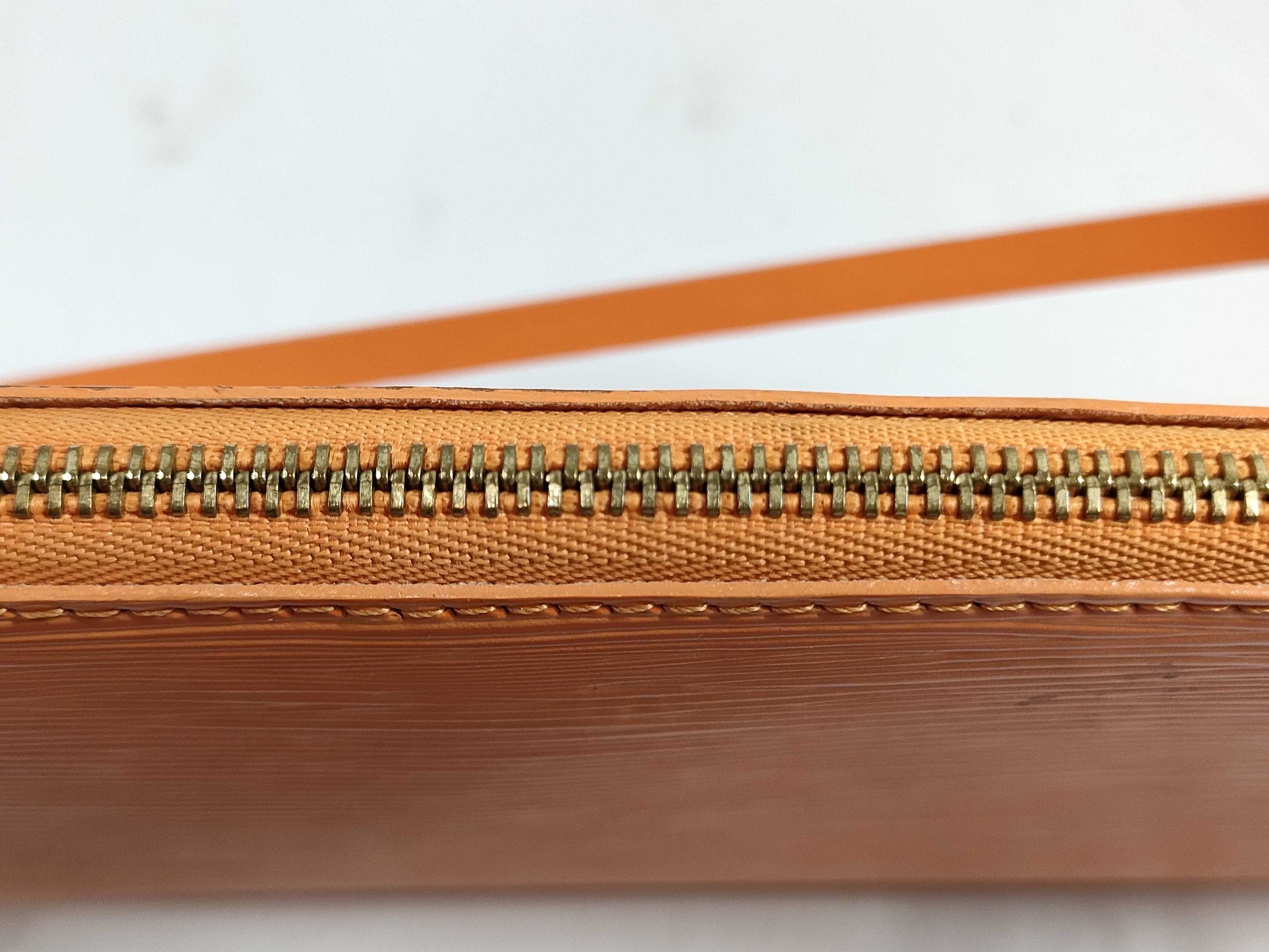 LOUIS VUITTON M5294H Epi Axoir Handbag