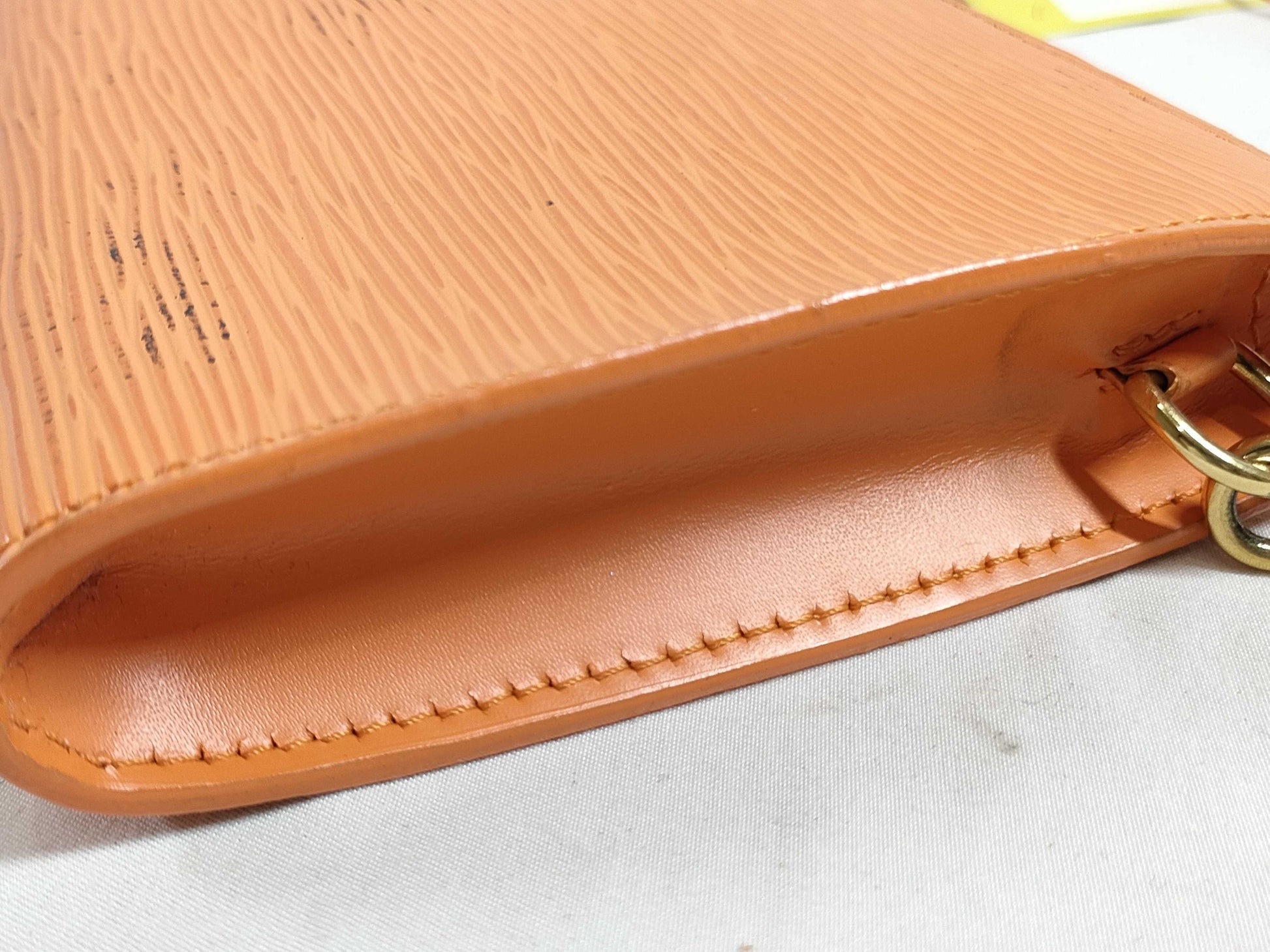 LOUIS VUITTON M5294H Epi Axoir Handbag