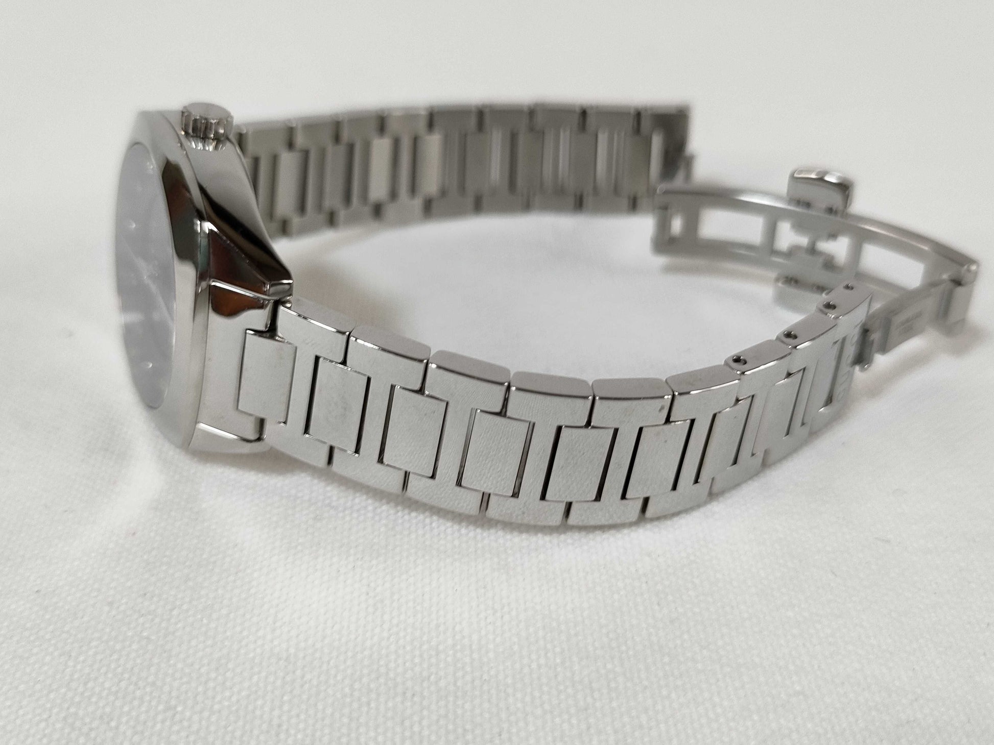 GUCCI 142.5 Women's Quartz Watch