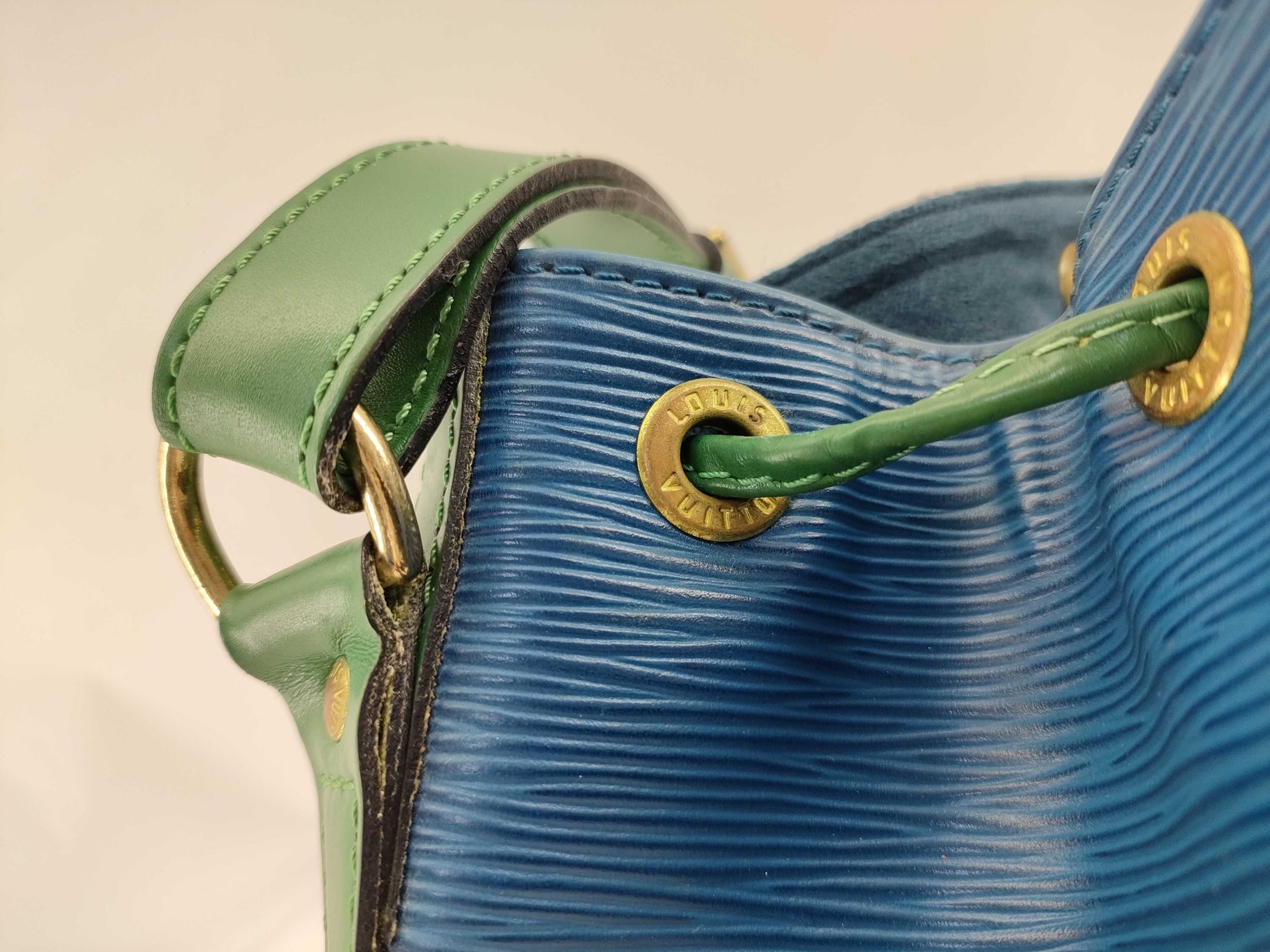 LOUIS VUITTON M44044 Epi Noe Two-Tone Shoulder Bag