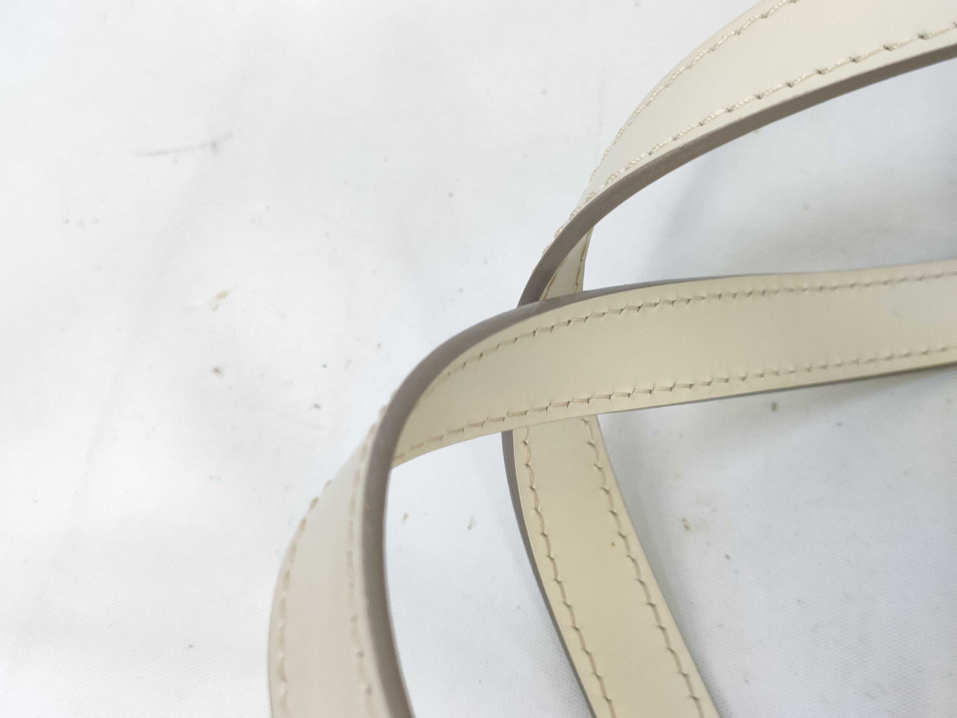 LOUIS VUITTON M5286J Epi Soufflot White Handbag with Pouch