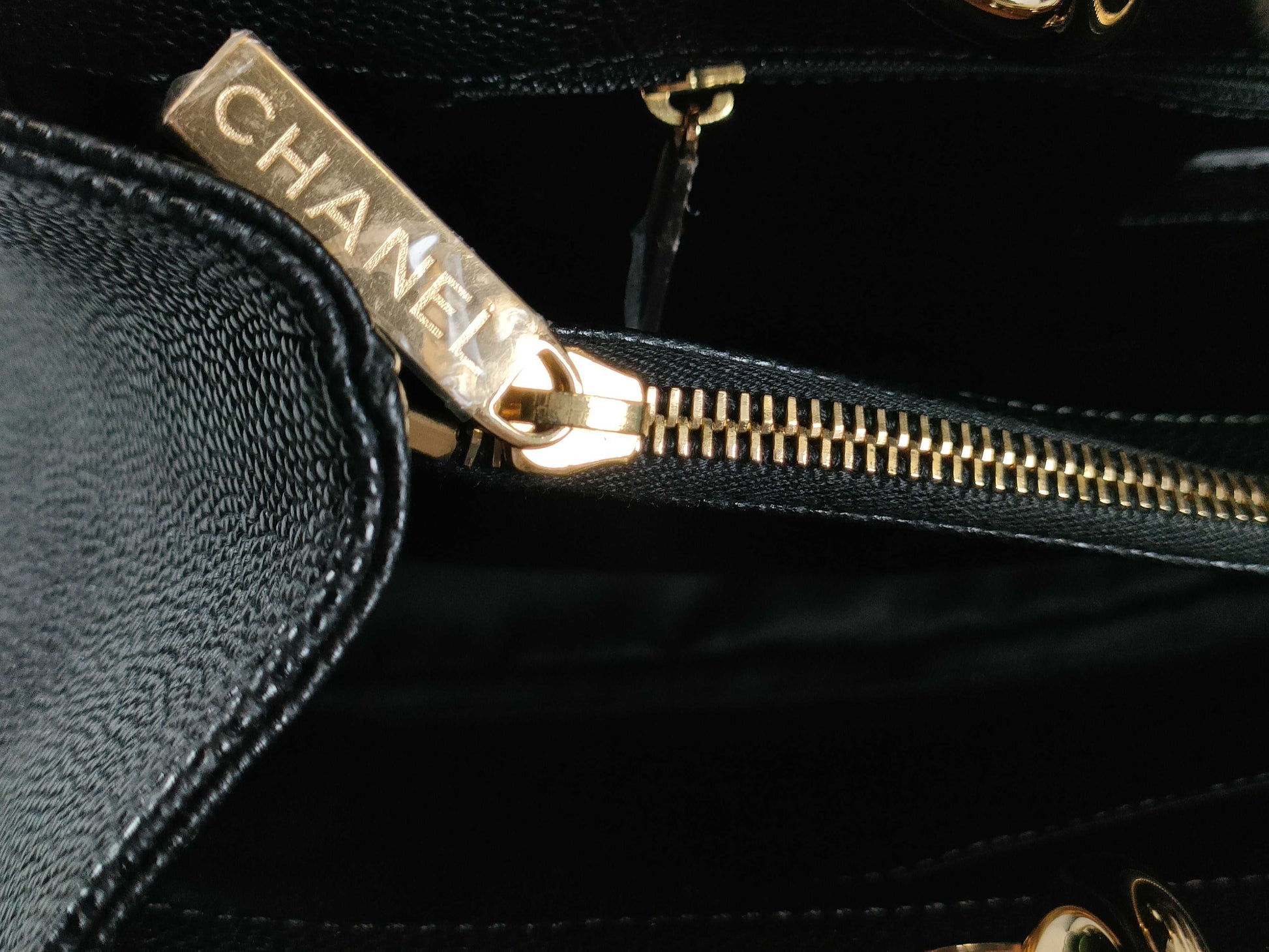 CHANEL Caviar Skin GST Chain Tote Bag