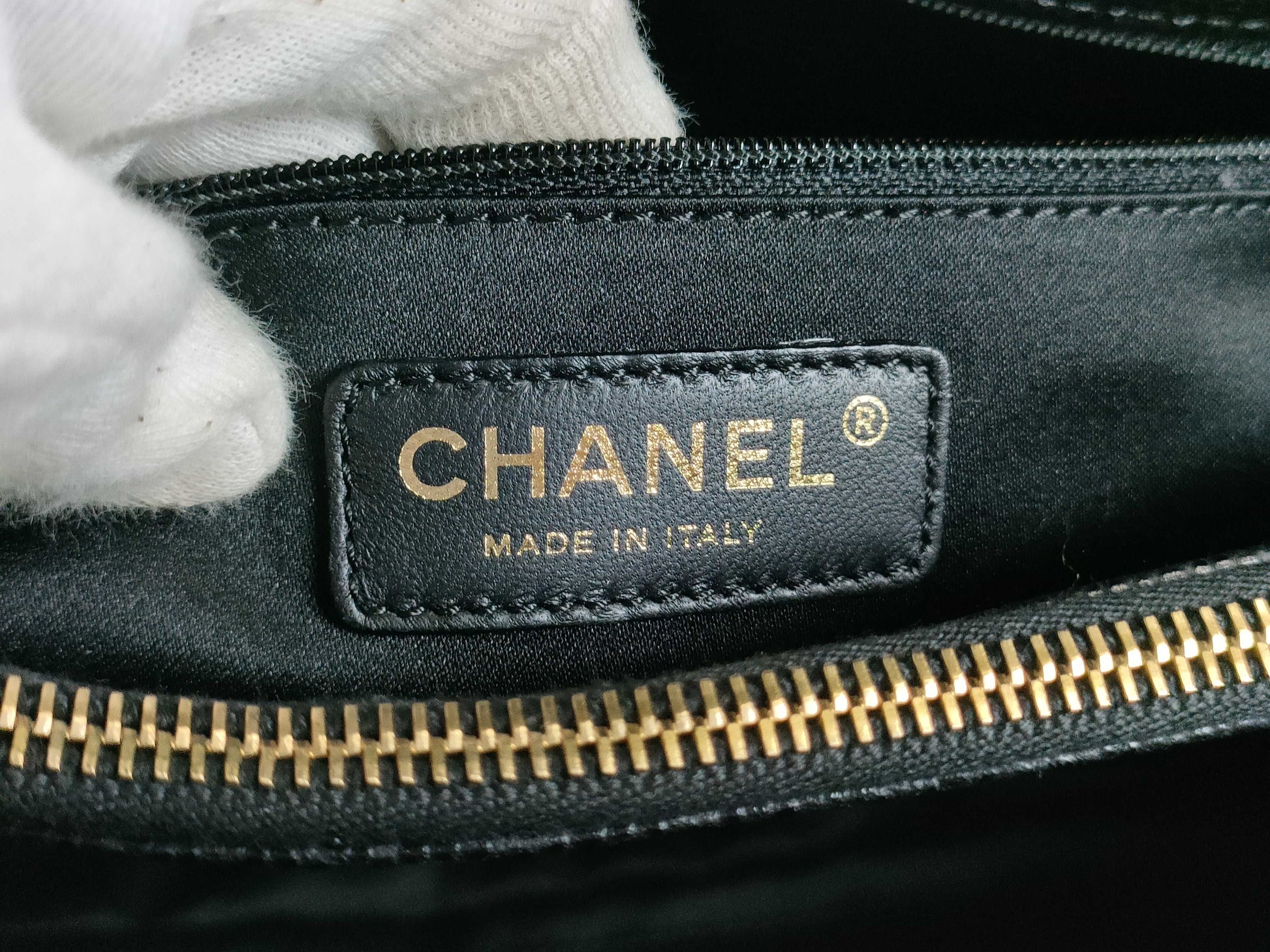 CHANEL Caviar Skin GST Chain Tote Bag