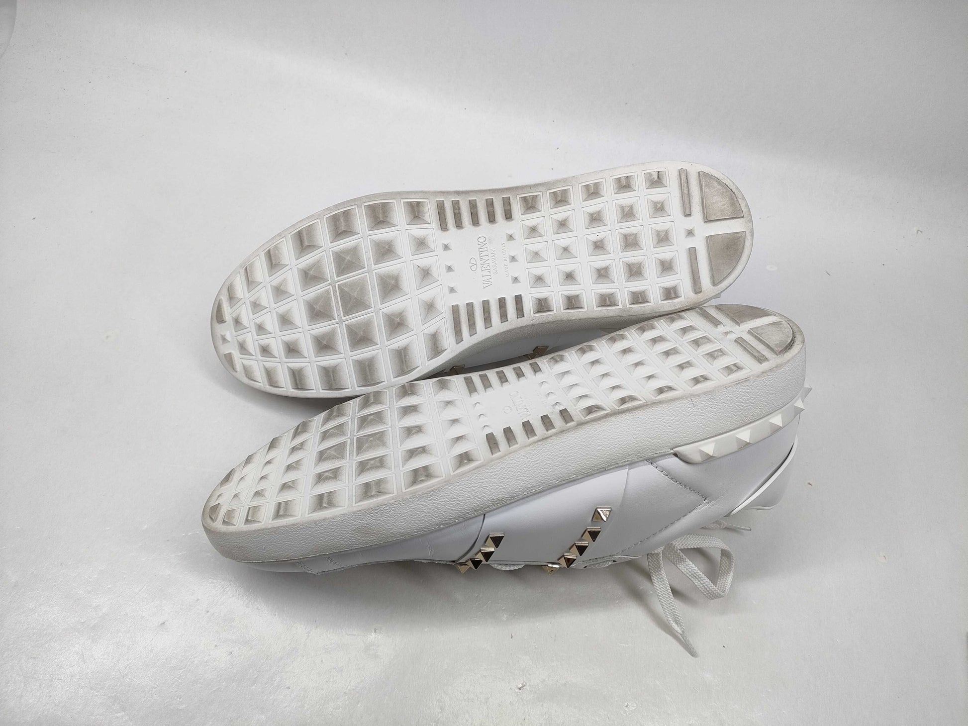 MARIO VALENTINO Valentino Garavani Studded Sneakers