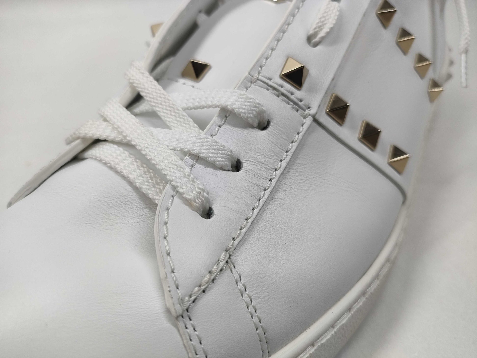 MARIO VALENTINO Valentino Garavani Studded Sneakers