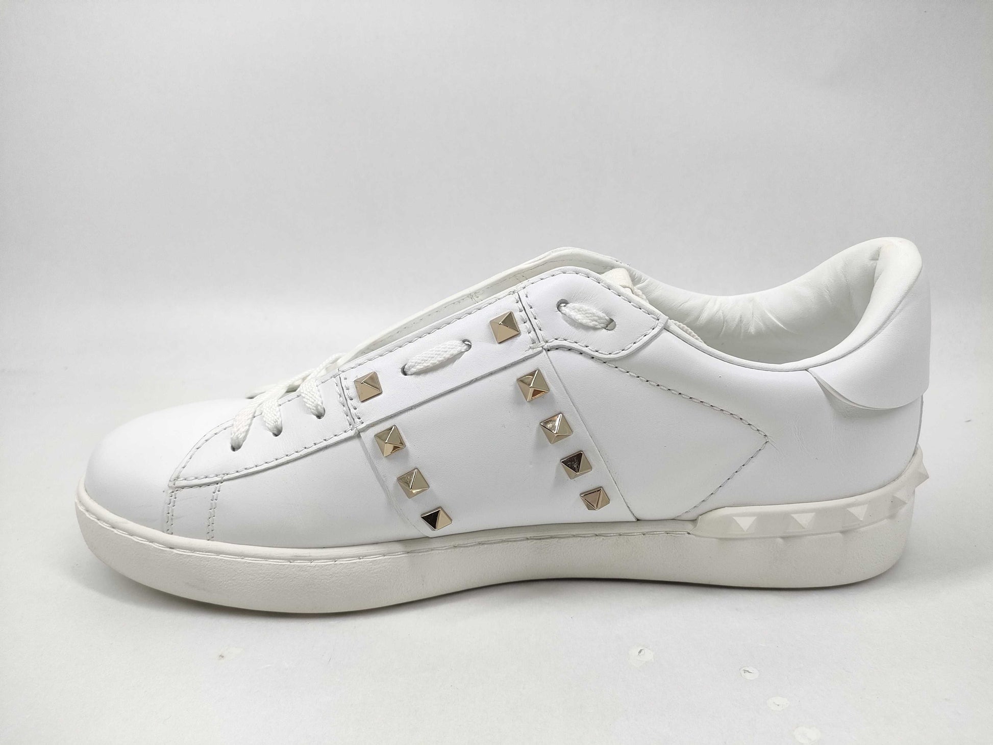 MARIO VALENTINO Valentino Garavani Studded Sneakers