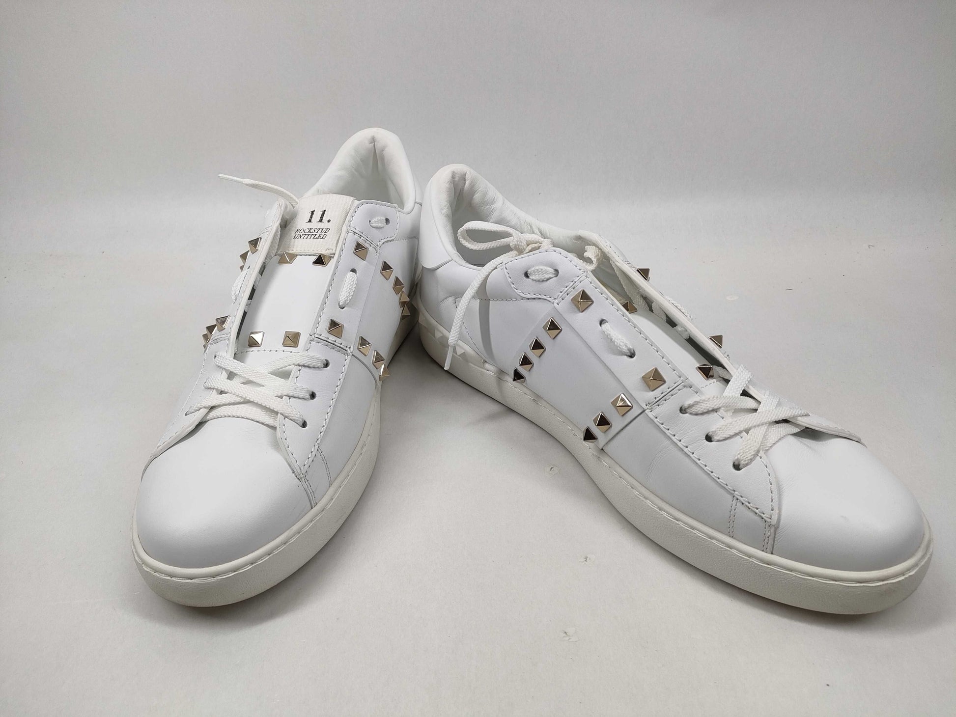 MARIO VALENTINO Valentino Garavani Studded Sneakers