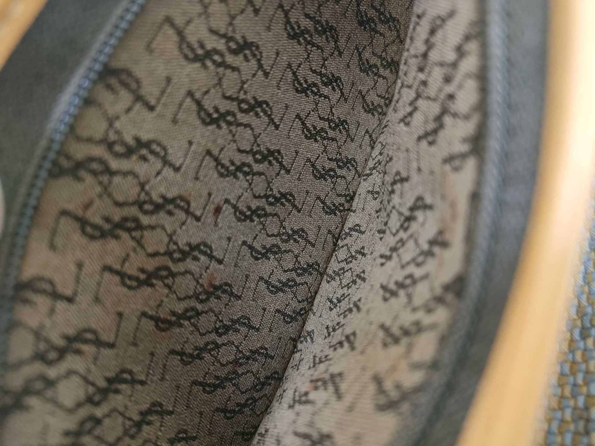 Yves Saint Laurent Drawstring Bag/Strap Included/Shoulder Bag/Pouch Included Shoulder Bag