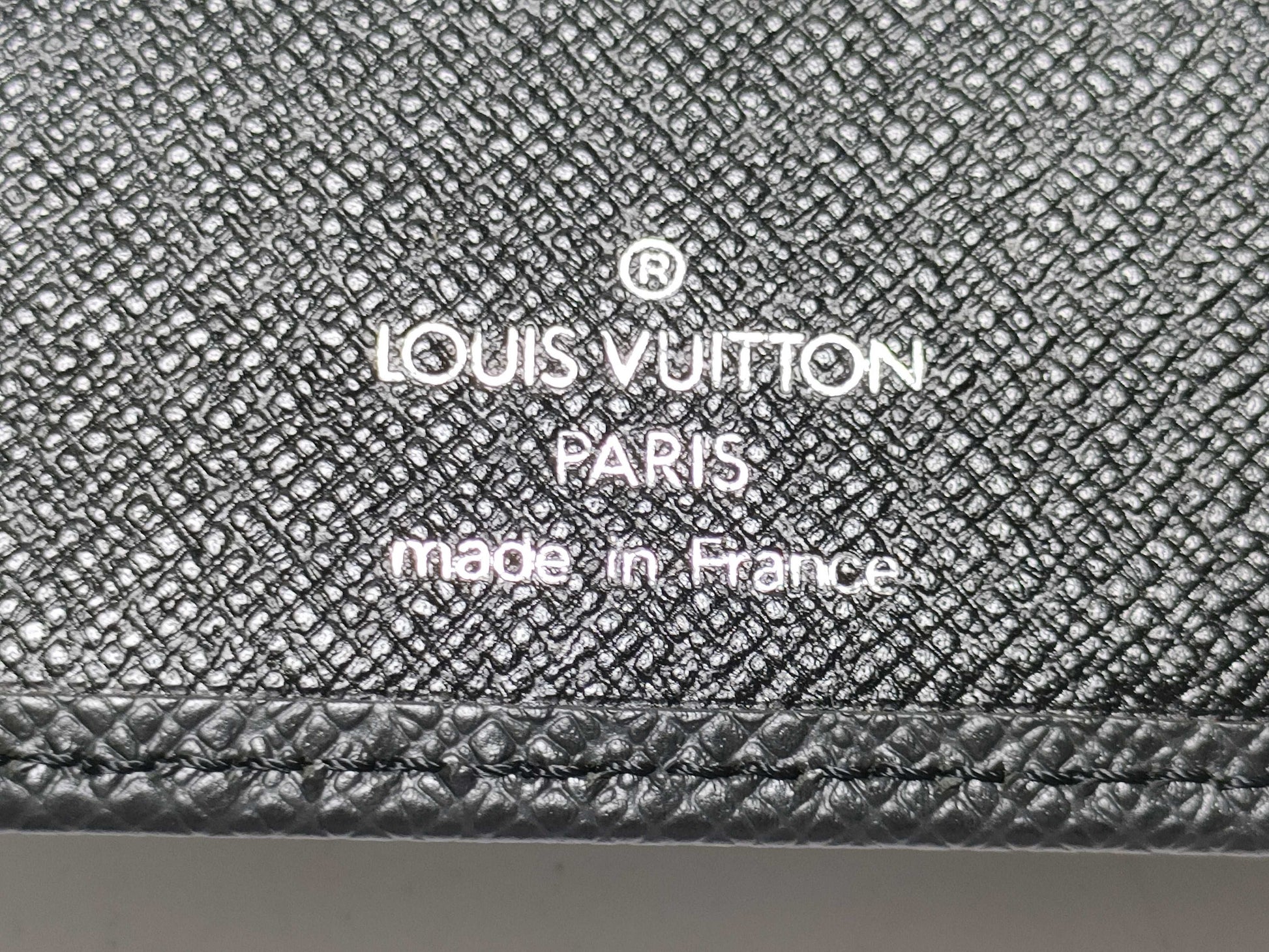 LOUIS VUITTON Taiga Porte Chequier Carte Credit Wallet