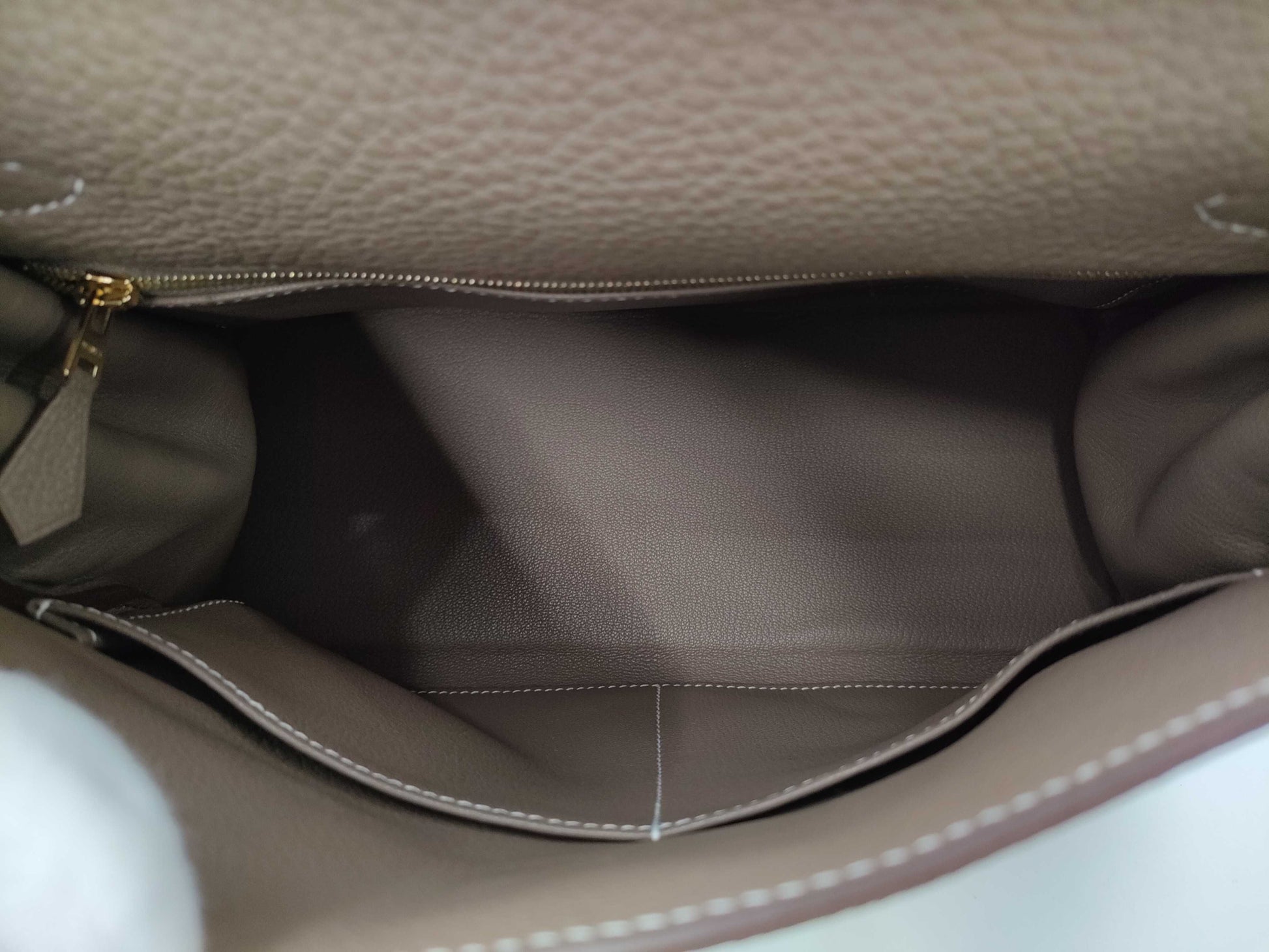 HERMES Kelly 28 Togo Etoupe Handbag with GD Hardware and Z Stamp