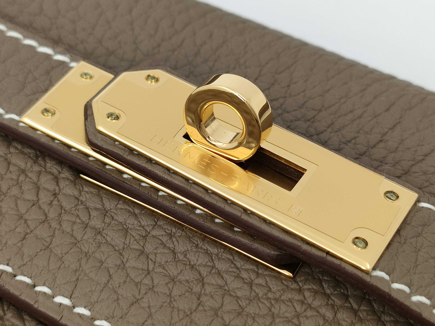 HERMES Kelly 28 Togo Etoupe Handbag with GD Hardware and Z Stamp