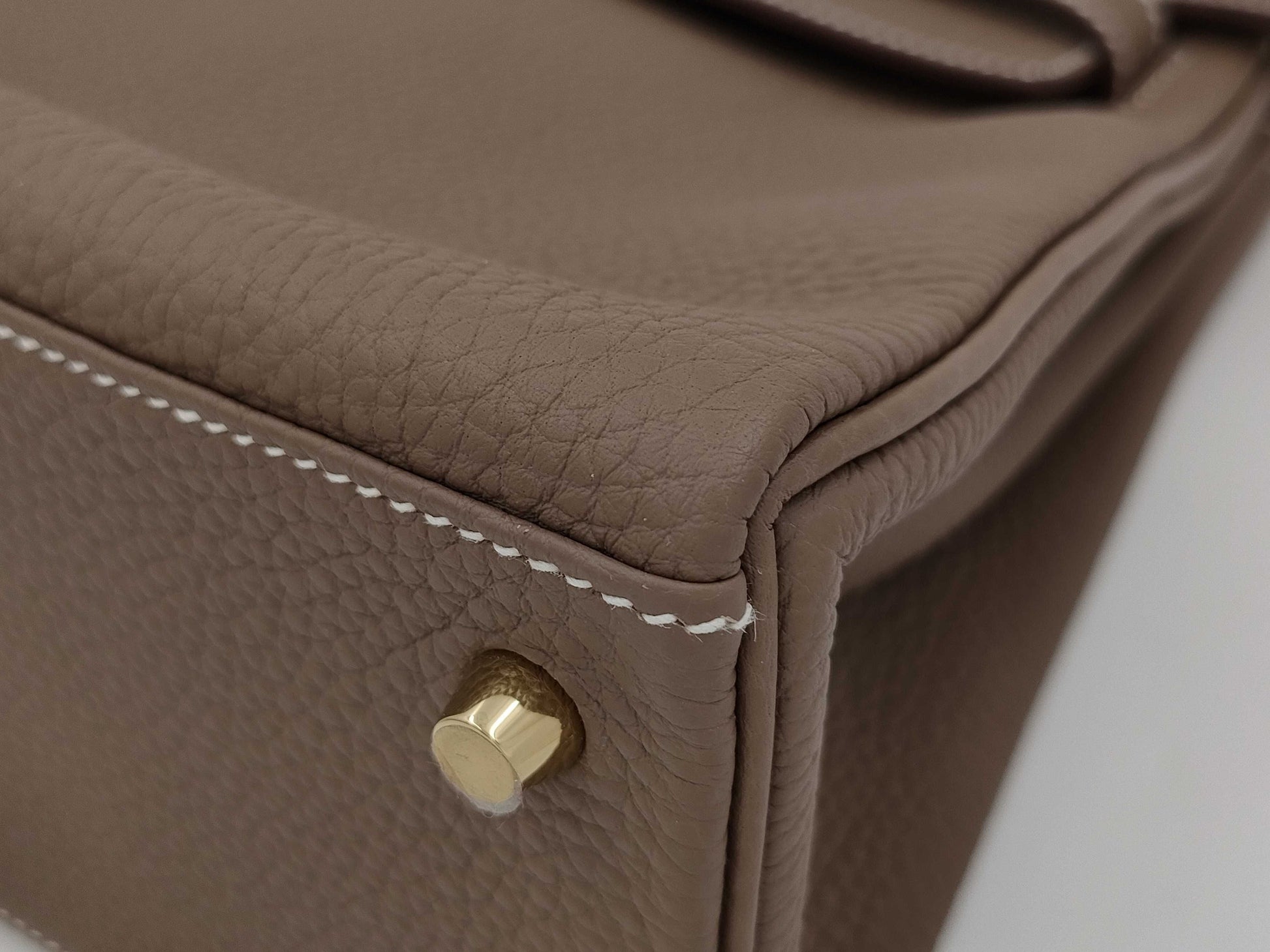 HERMES Kelly 28 Togo Etoupe Handbag with GD Hardware and Z Stamp