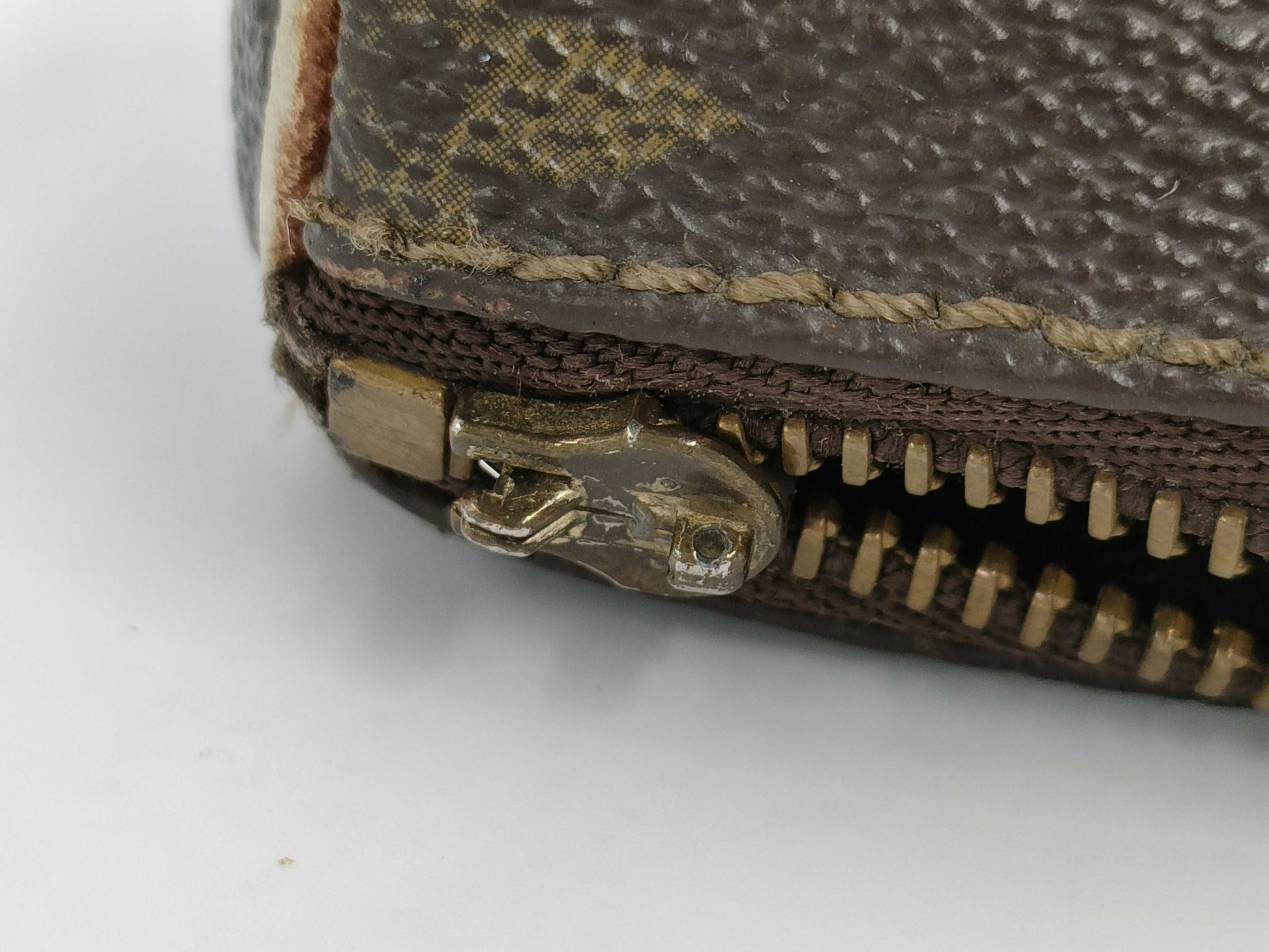 5 items including LOUIS VUITTON, PRADA, and BURBERRY wallets, key cases, and CD cases