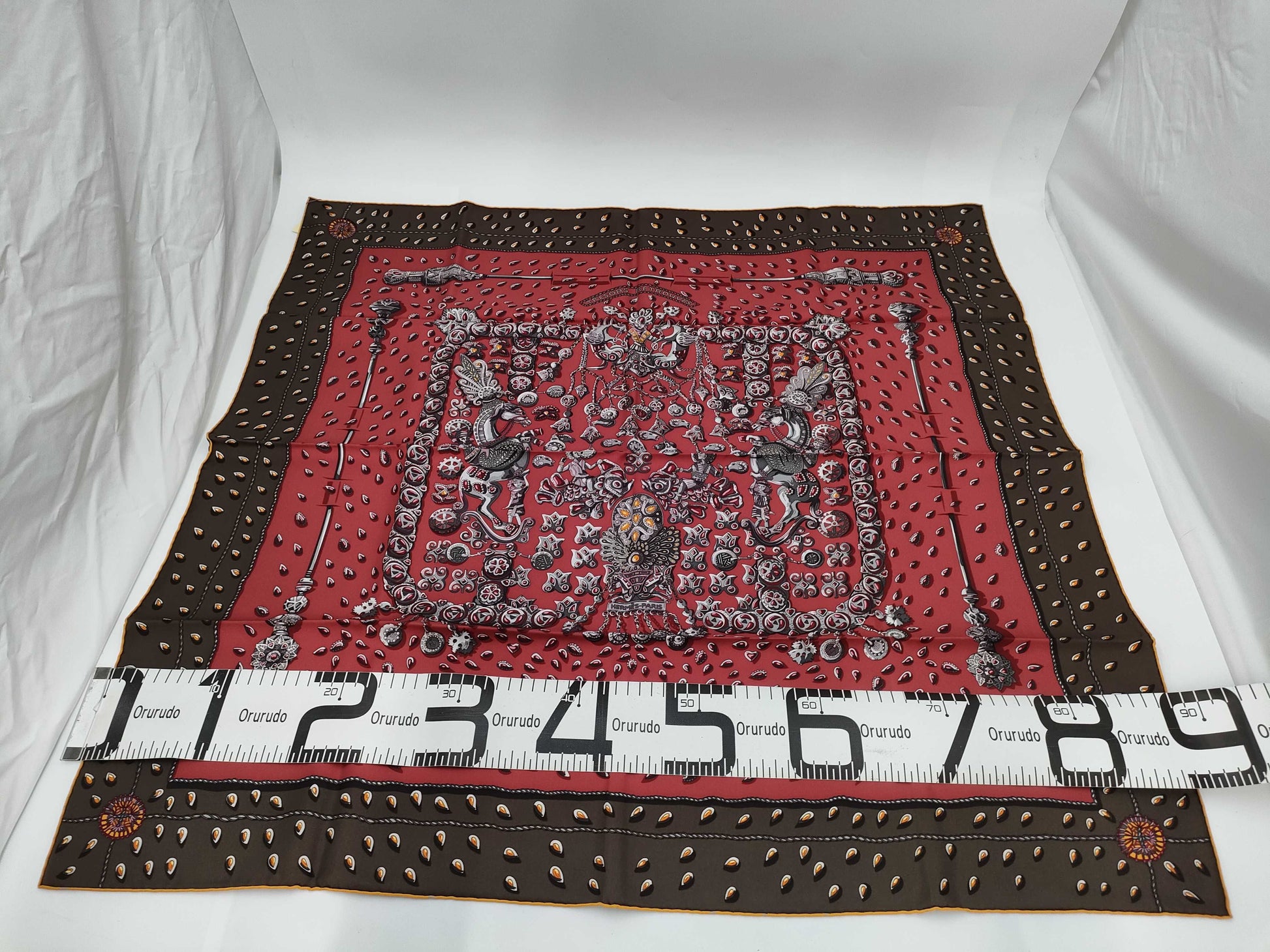 HERMES Carre TRESORS RETROUVES Scarf