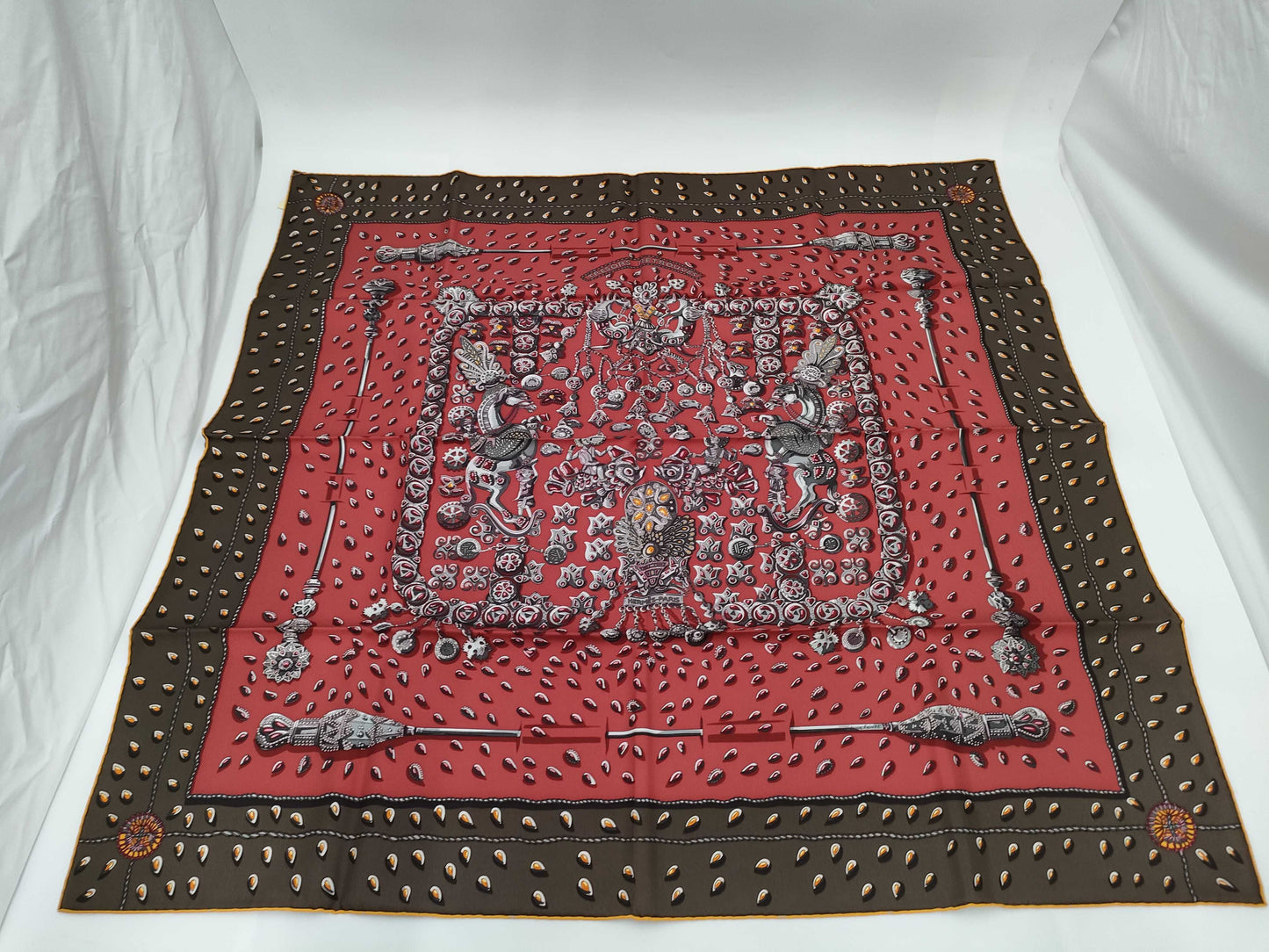 HERMES Carre TRESORS RETROUVES Scarf