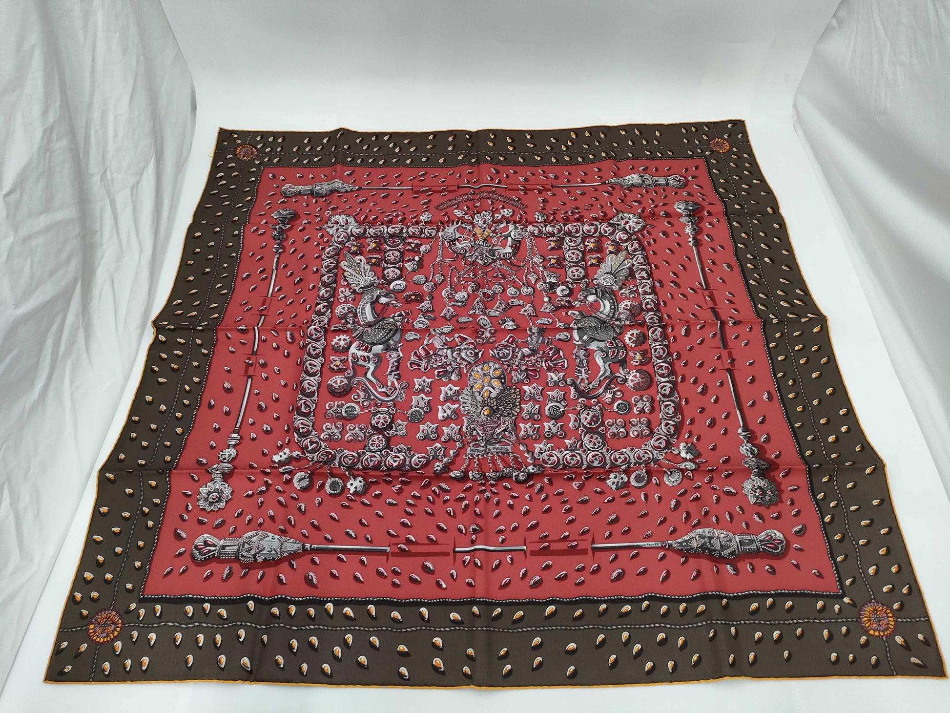 HERMES Carre TRESORS RETROUVES Scarf