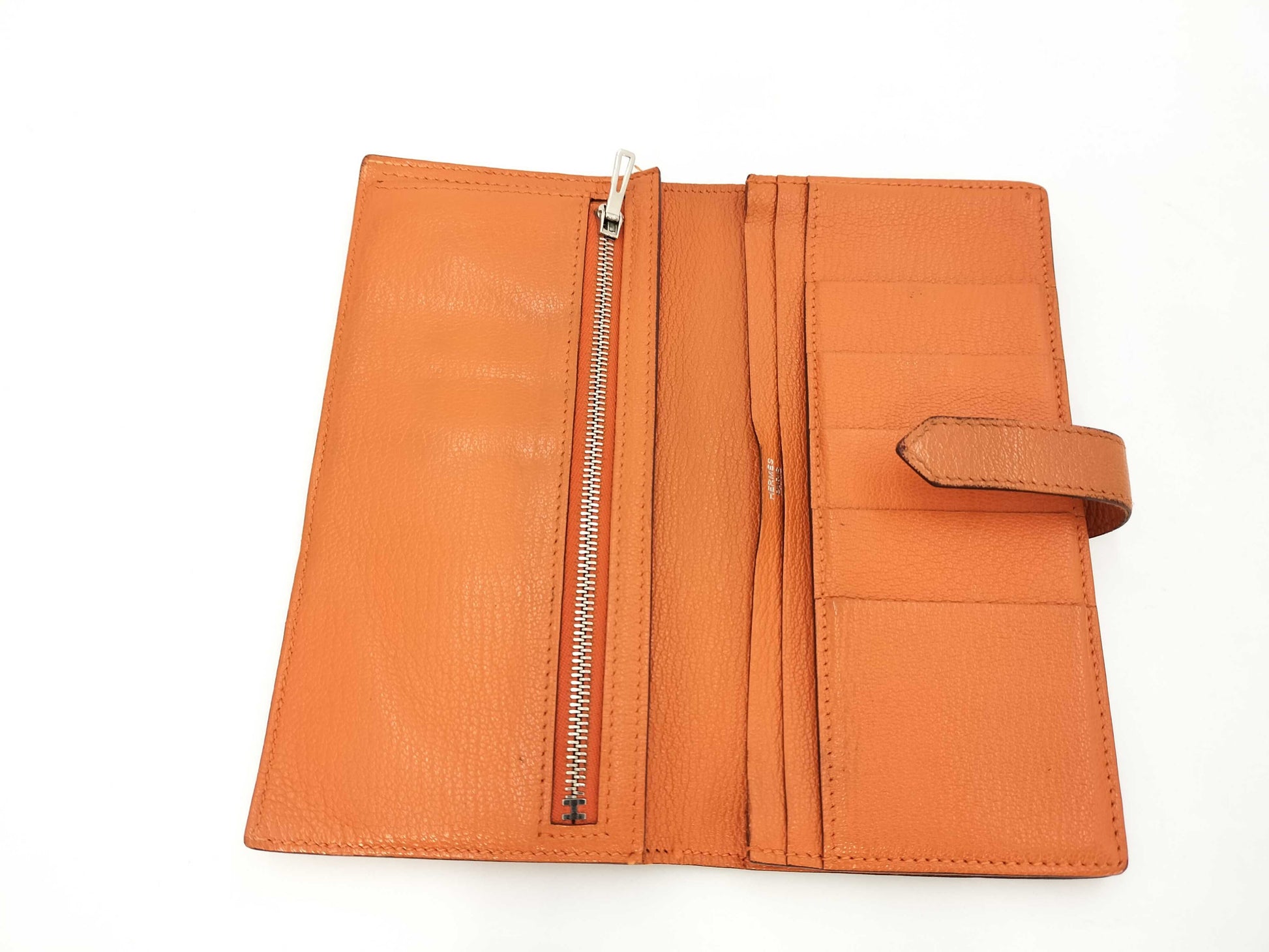 HERMES Bearn □Q engraved wallet with frayed threads in the bill compartment