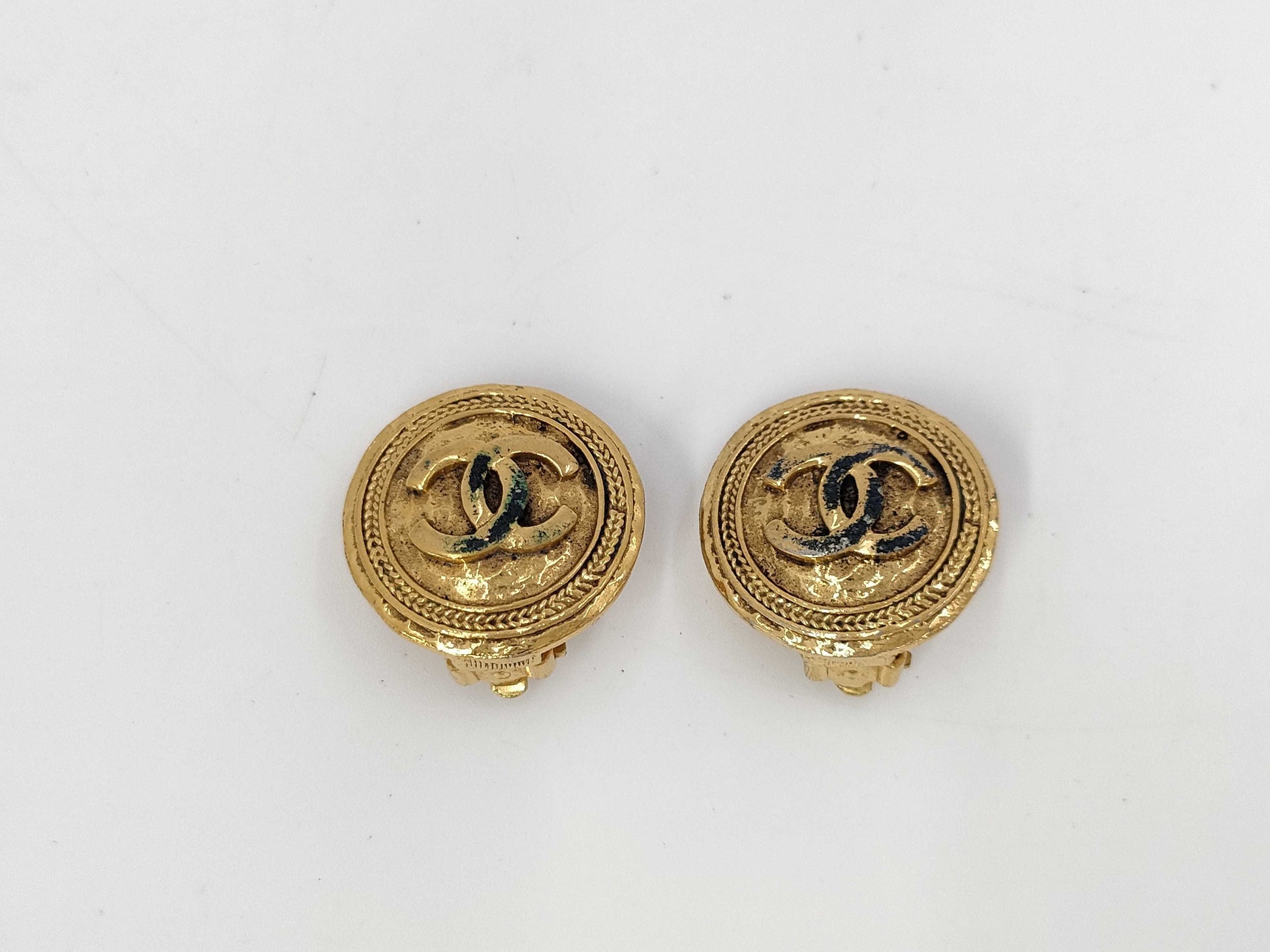 CHANEL Coco Round Vintage Earrings