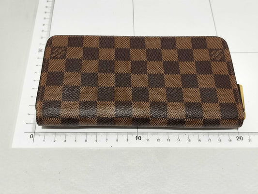 LOUIS VUITTON Damier Round Zip Wallet