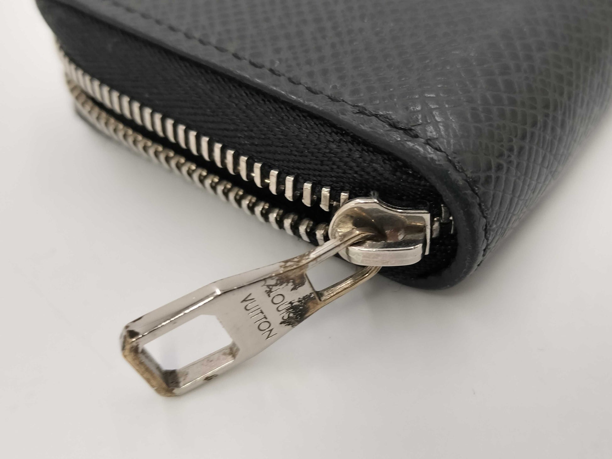 LOUIS VUITTON Taiga M30511 Coin Purse