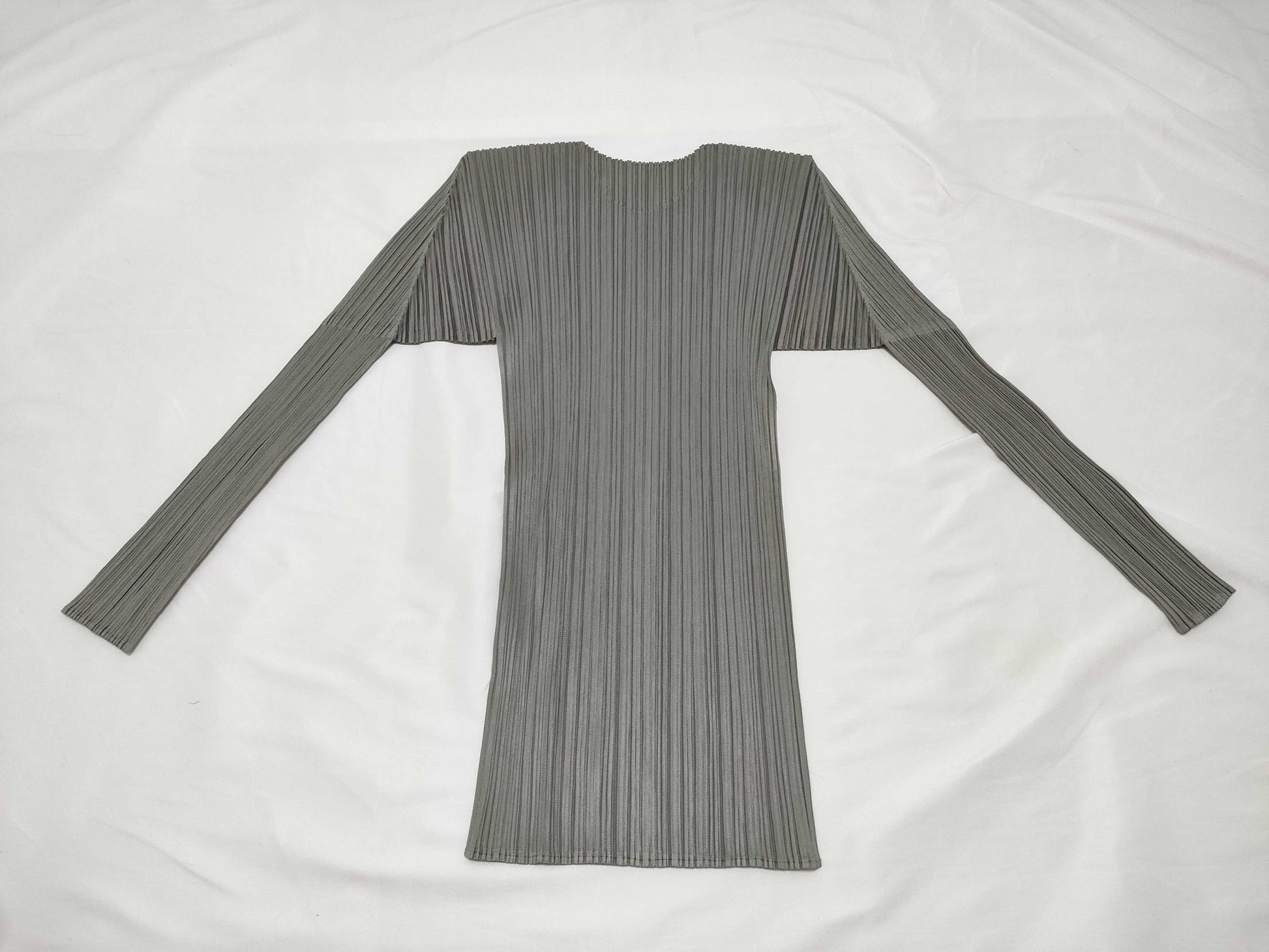 ISSEY MIYAKE Pleated Crew Neck Long Sleeve Solid Top