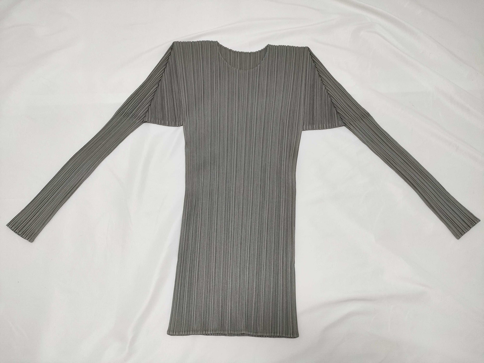 ISSEY MIYAKE Pleated Crew Neck Long Sleeve Solid Top