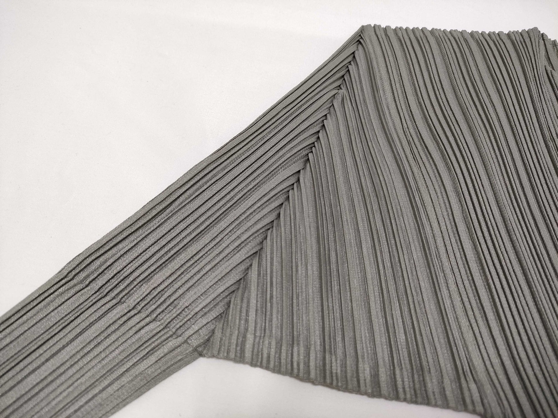 ISSEY MIYAKE Pleated Crew Neck Long Sleeve Solid Top
