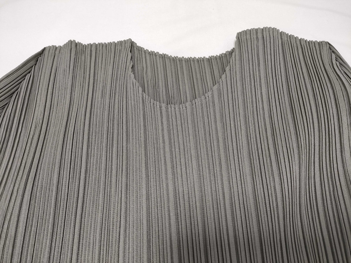 ISSEY MIYAKE Pleated Crew Neck Long Sleeve Solid Top