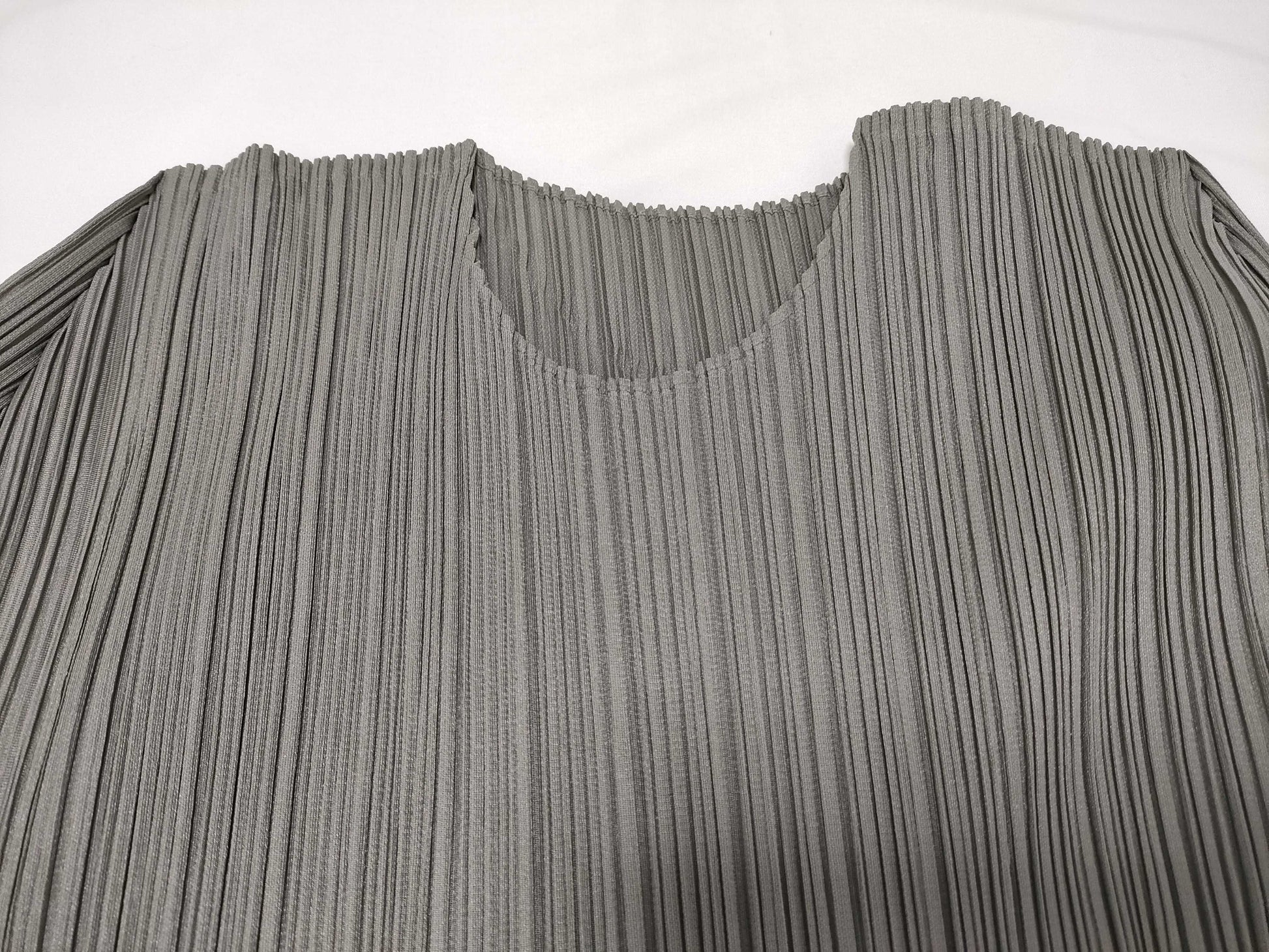 ISSEY MIYAKE Pleated Crew Neck Long Sleeve Solid Top