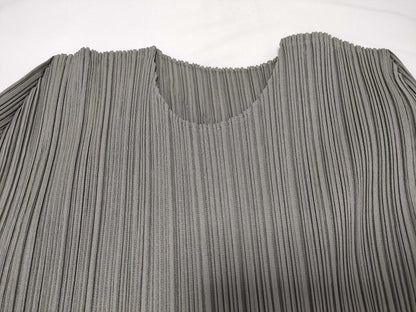 ISSEY MIYAKE Pleated Crew Neck Long Sleeve Solid Top