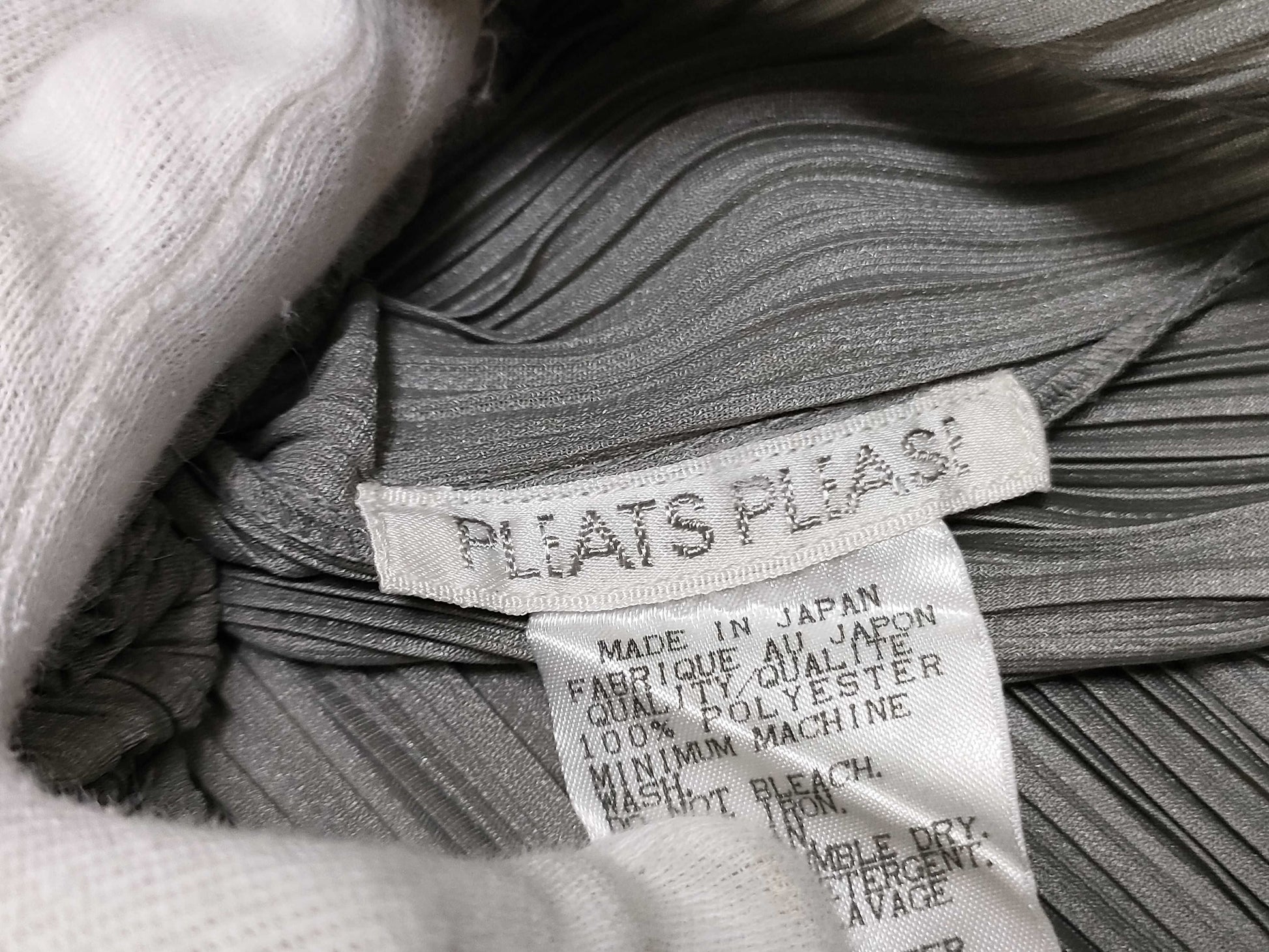 ISSEY MIYAKE Pleated Crew Neck Long Sleeve Solid Top