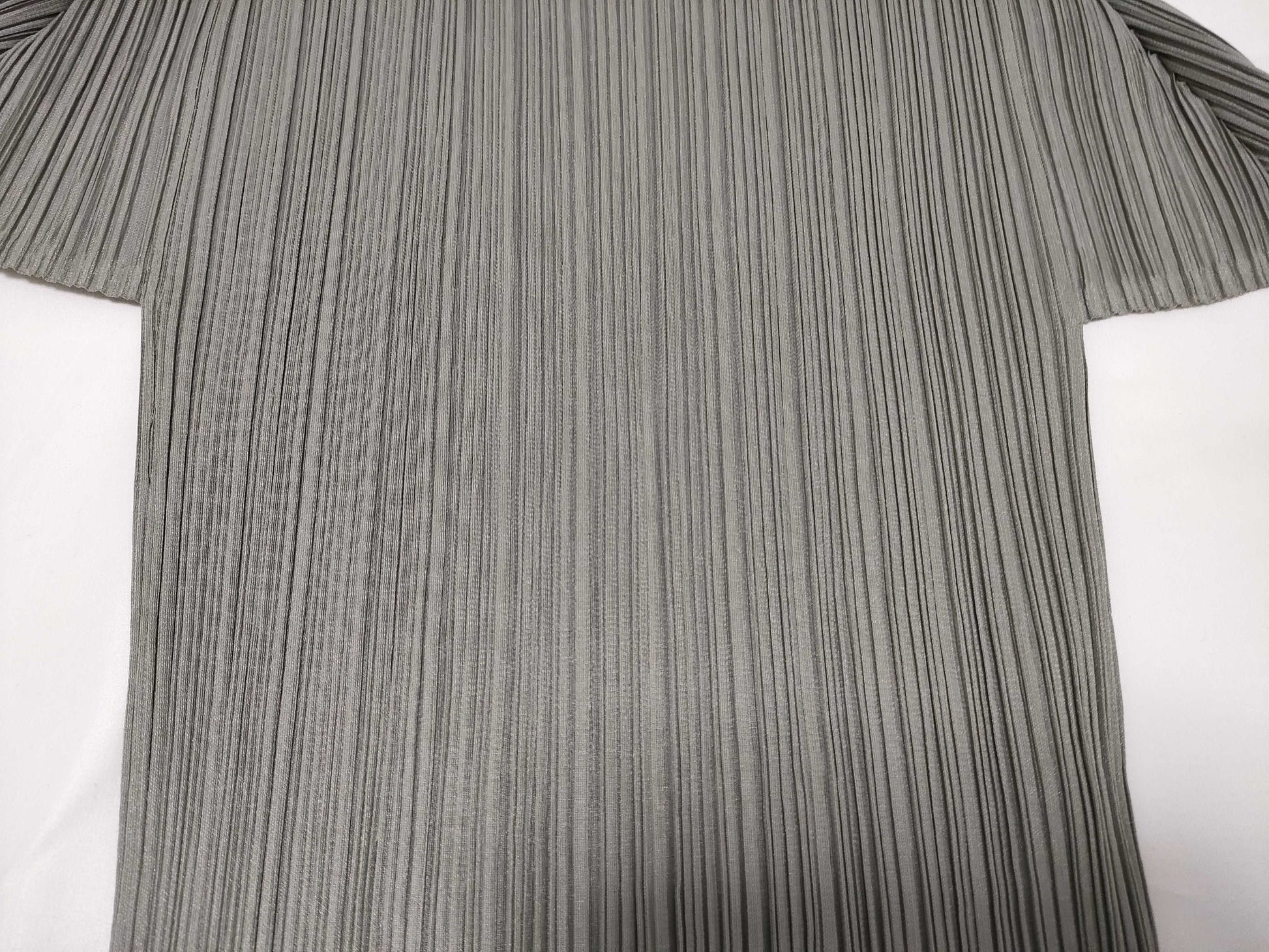 ISSEY MIYAKE Pleated Crew Neck Long Sleeve Solid Top