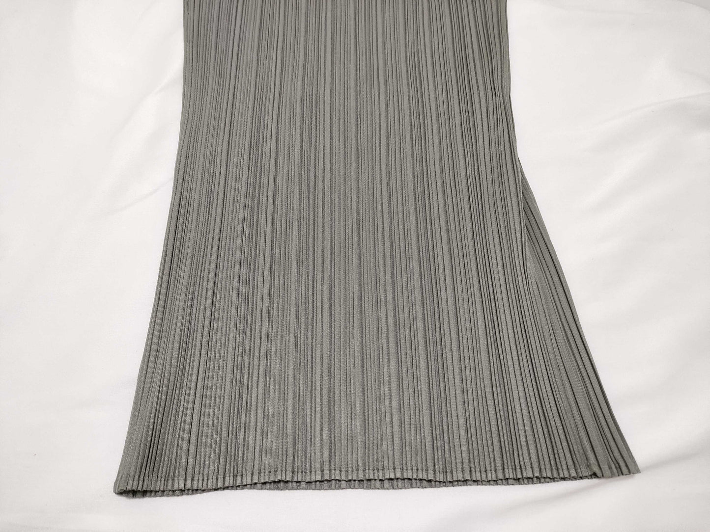ISSEY MIYAKE Pleated Crew Neck Long Sleeve Solid Top