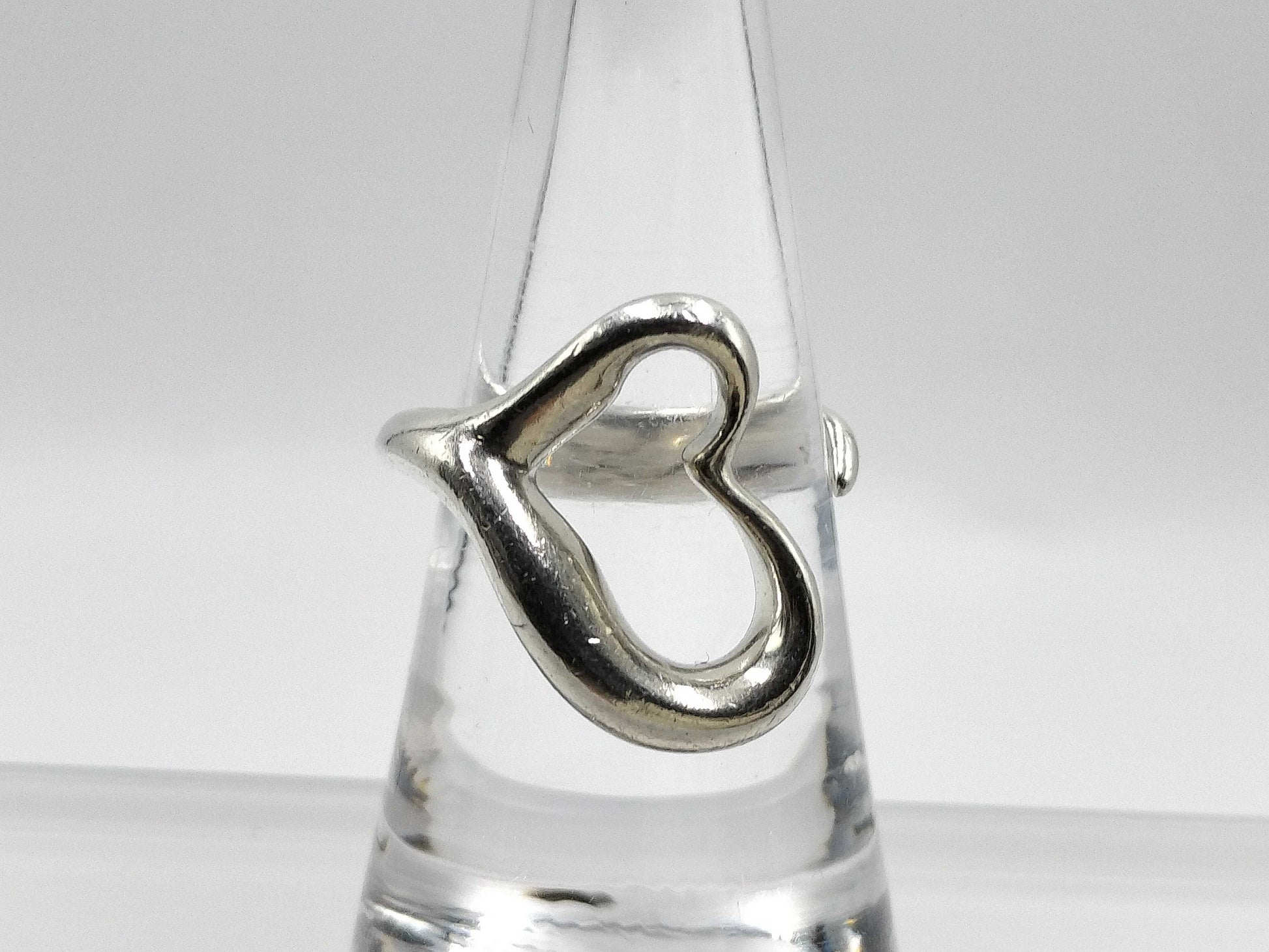 Tiffany & Co. Peretti Open Heart Ring, 6.3g