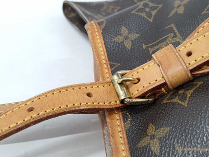 LOUIS VUITTON Monogram Petit Bucket Tote Bag with Pouch